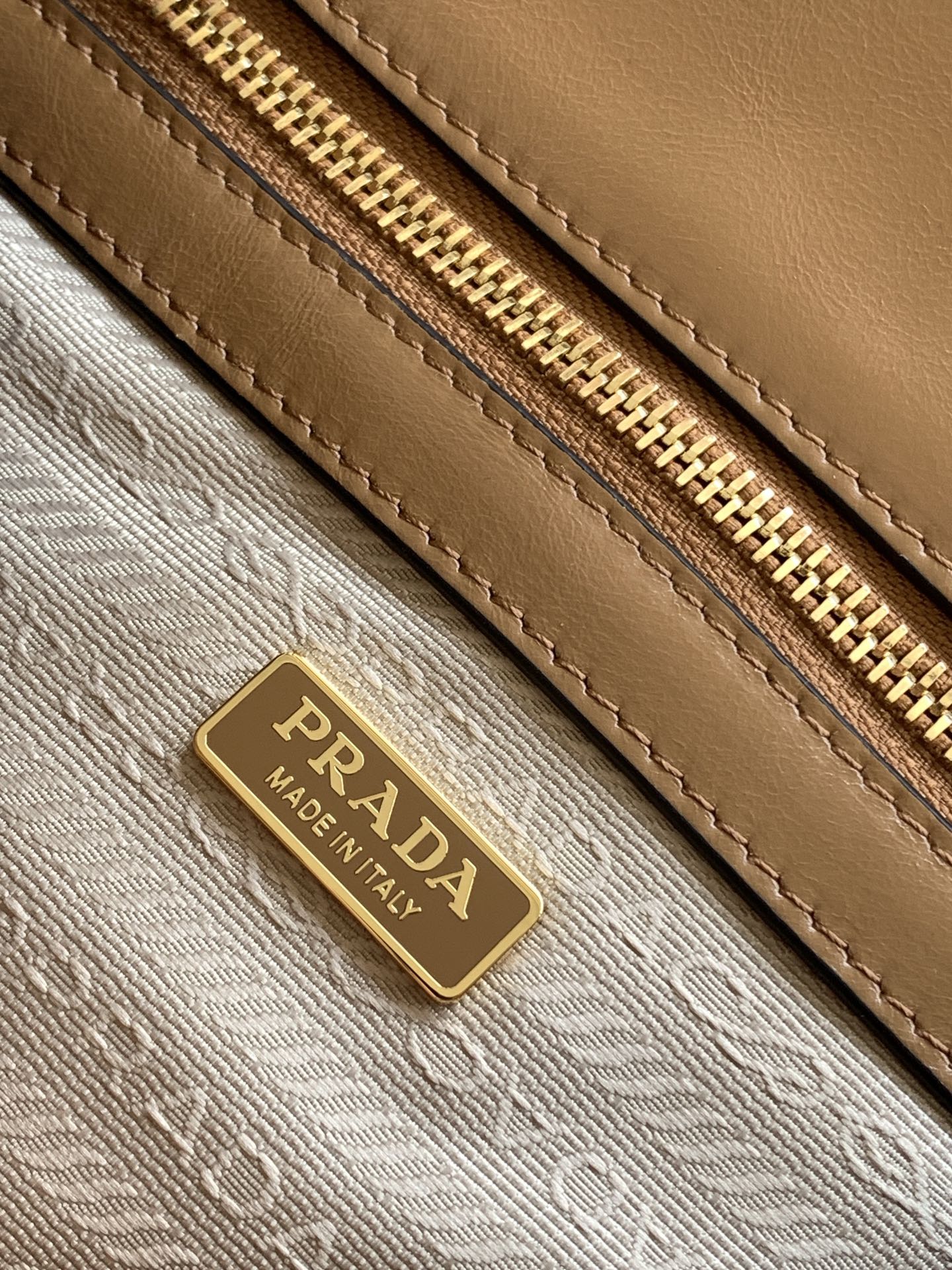 Prada 新款油腊皮腋下包 Lux 的设计 油亮的色泽散发业出古典气息 彰显现代休闲态度