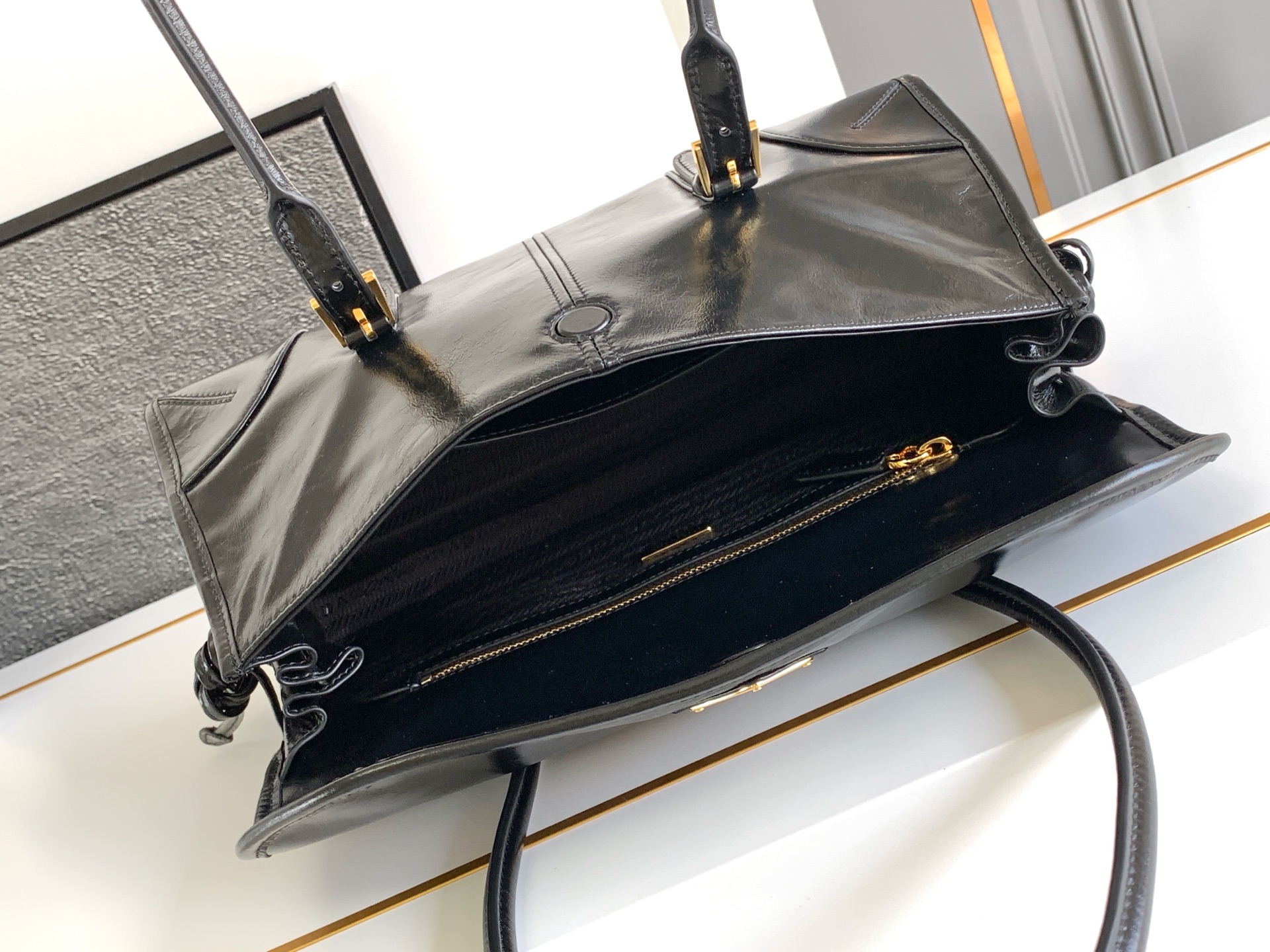 Prada 新款油腊皮腋下包 Lux 的设计 油亮的色泽散发业出古典气息 彰显现代休闲态度