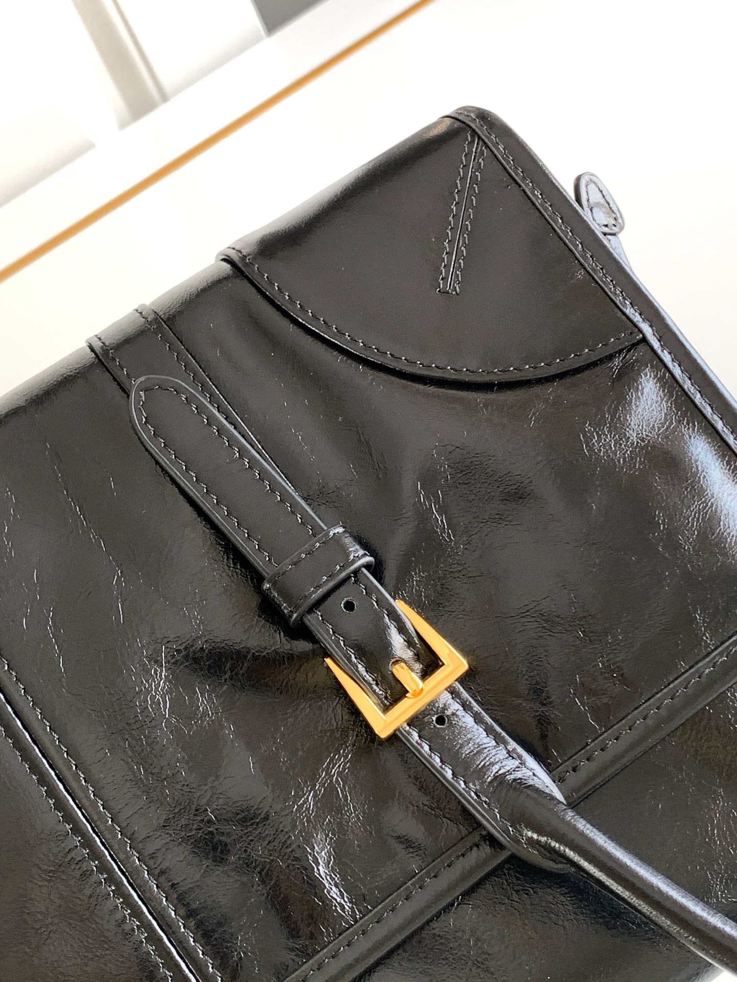 Prada 新款油腊皮腋下包 Lux 的设计 油亮的色泽散发业出古典气息 彰显现代休闲态度