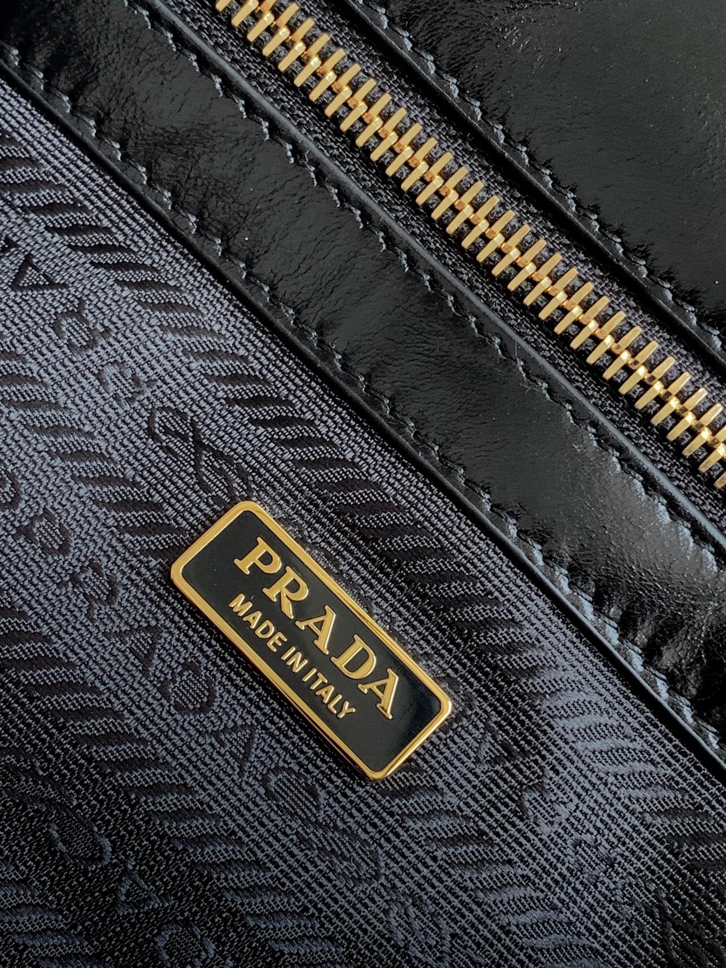 Prada 新款油腊皮腋下包 Lux 的设计 油亮的色泽散发业出古典气息 彰显现代休闲态度