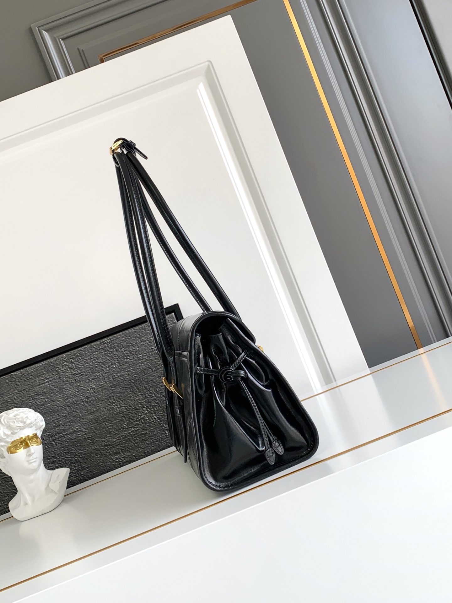 Prada 新款油腊皮腋下包 Lux 的设计 油亮的色泽散发业出古典气息 彰显现代休闲态度
