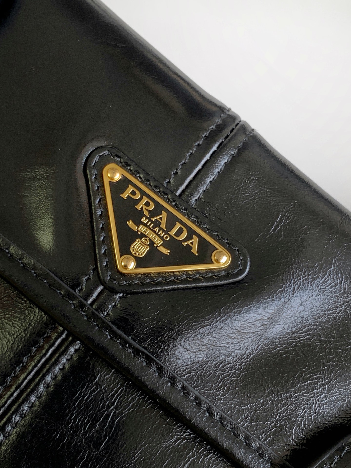 Prada 新款油腊皮腋下包 Lux 的设计 油亮的色泽散发业出古典气息 彰显现代休闲态度