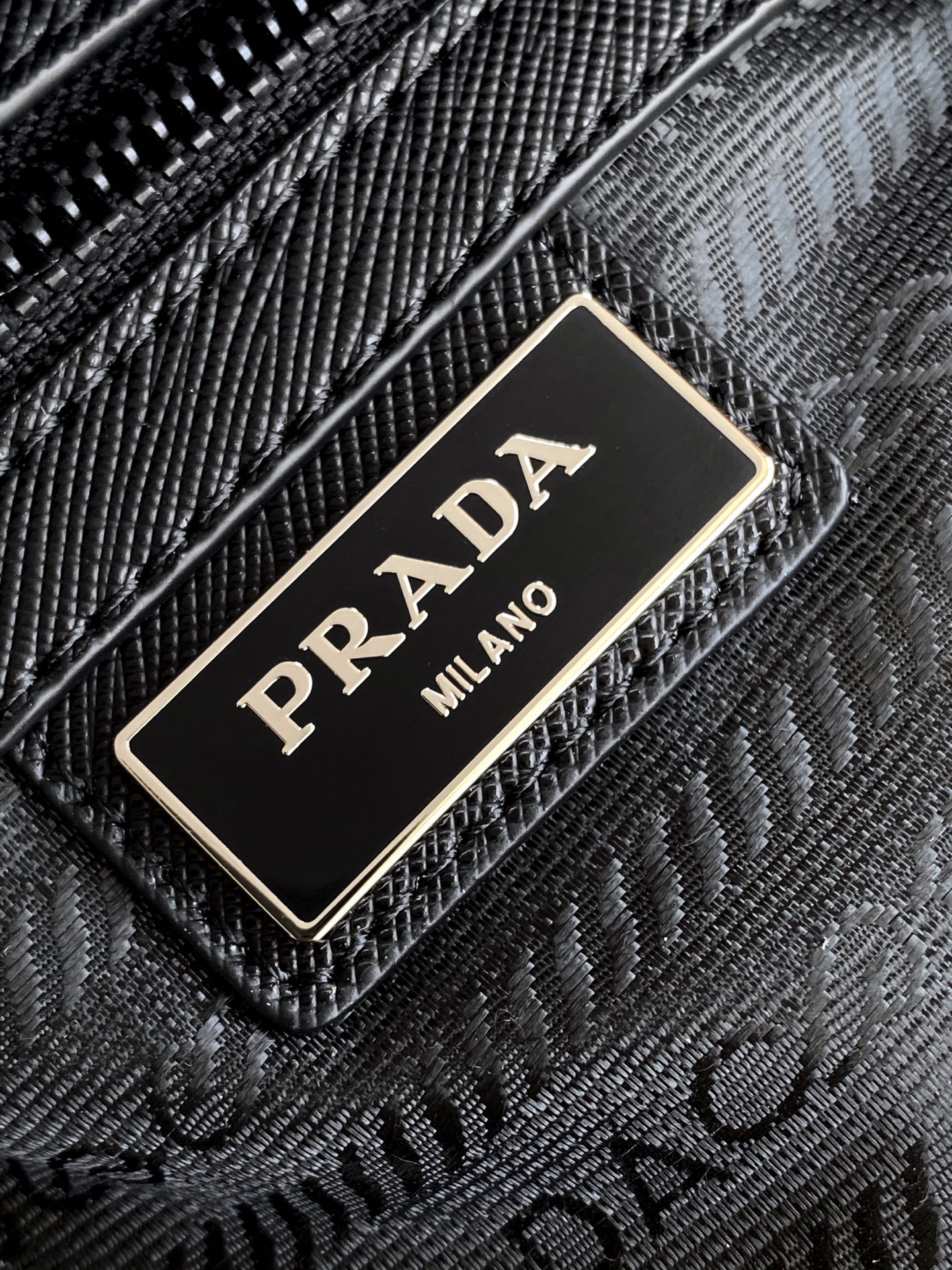 Prada 摩登尼龙邮差斜挎包配有可拆卸的小袋挂饰和空间宽大的内部隔层