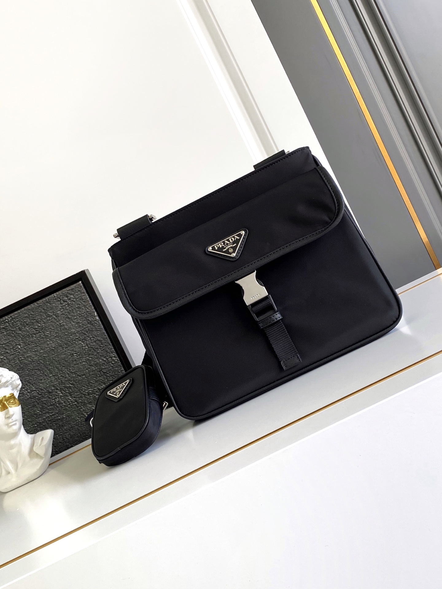 Prada 摩登尼龙邮差斜挎包配有可拆卸的小袋挂饰和空间宽大的内部隔层