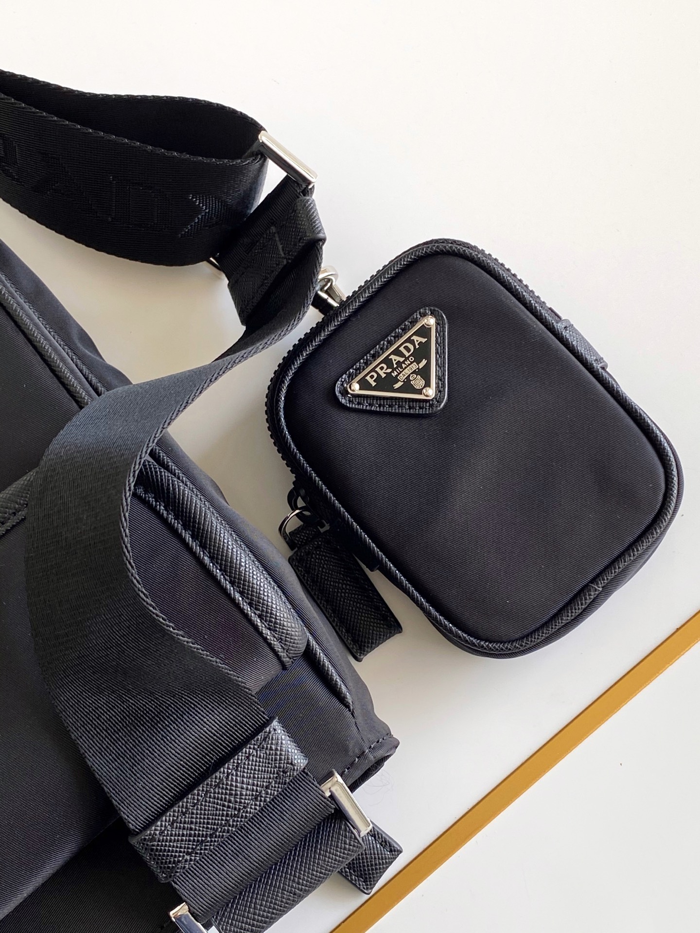 Prada 摩登尼龙邮差斜挎包配有可拆卸的小袋挂饰和空间宽大的内部隔层