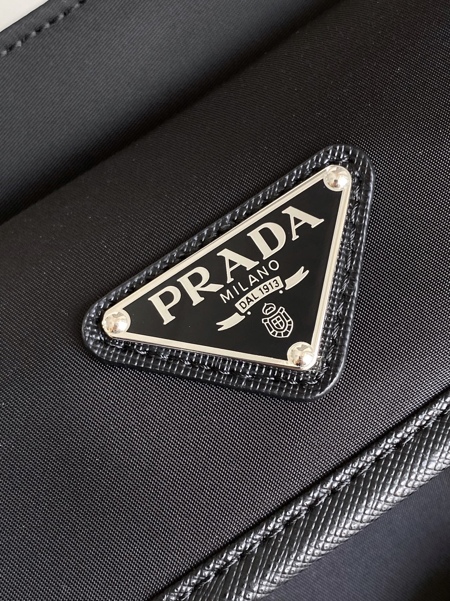 Prada 摩登尼龙邮差斜挎包配有可拆卸的小袋挂饰和空间宽大的内部隔层