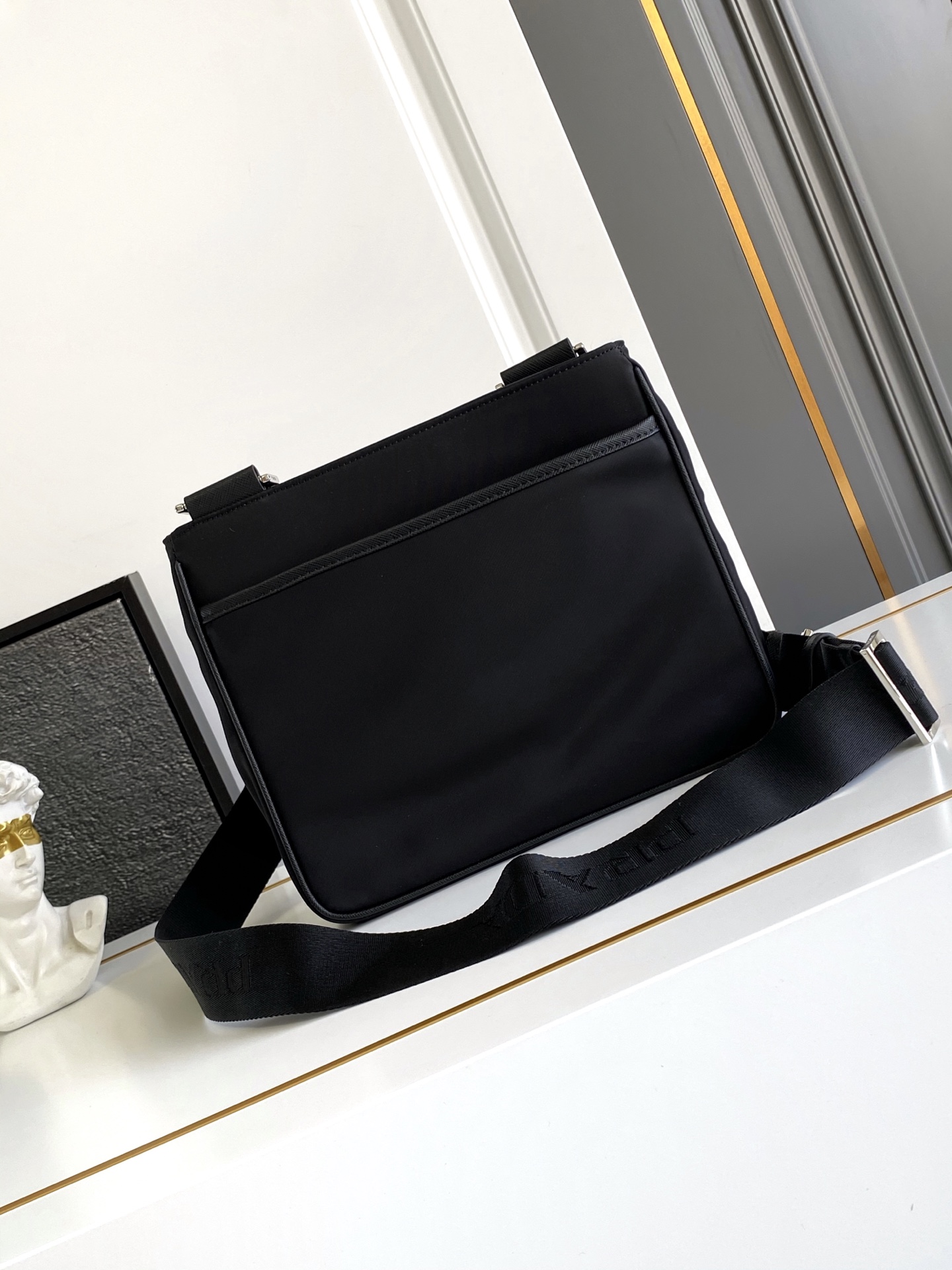 Prada 摩登尼龙邮差斜挎包配有可拆卸的小袋挂饰和空间宽大的内部隔层