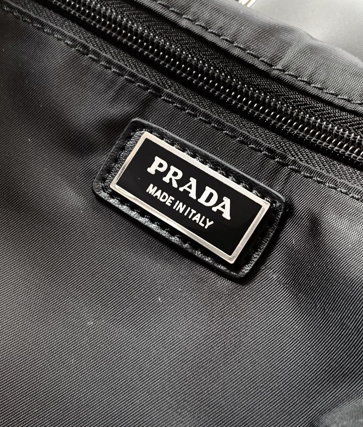 Prada 2024春夏走秀款 配有可调节的长肩带 也可当斜跨包 五金 前幅2个斜拉链口袋设计