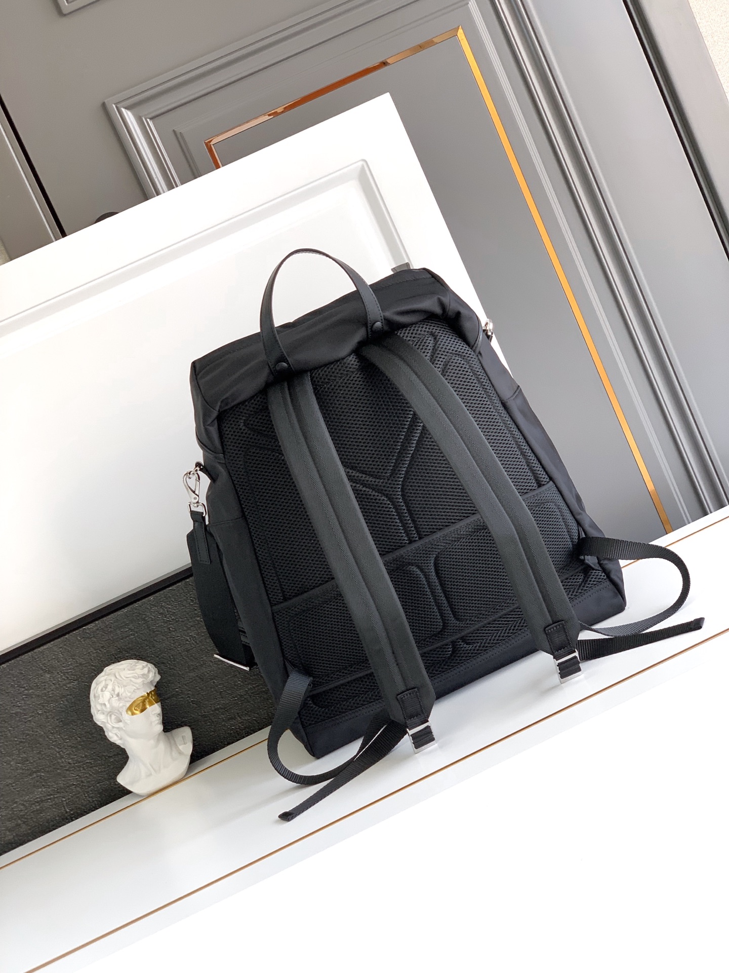 Prada 2024春夏走秀款 配有可调节的长肩带 也可当斜跨包 五金 前幅2个斜拉链口袋设计