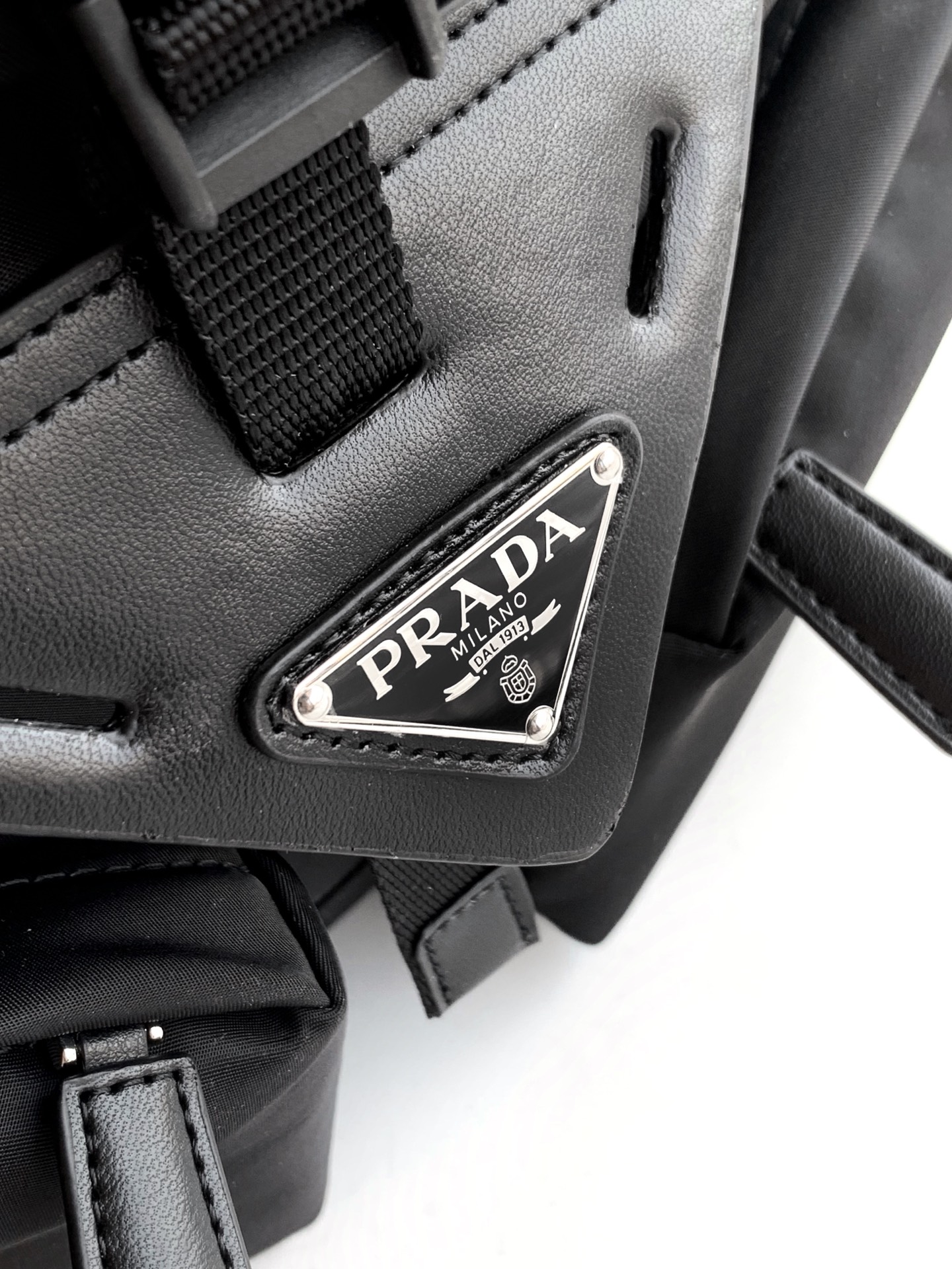 Prada 2024春夏走秀款 配有可调节的长肩带 也可当斜跨包 五金 前幅2个斜拉链口袋设计