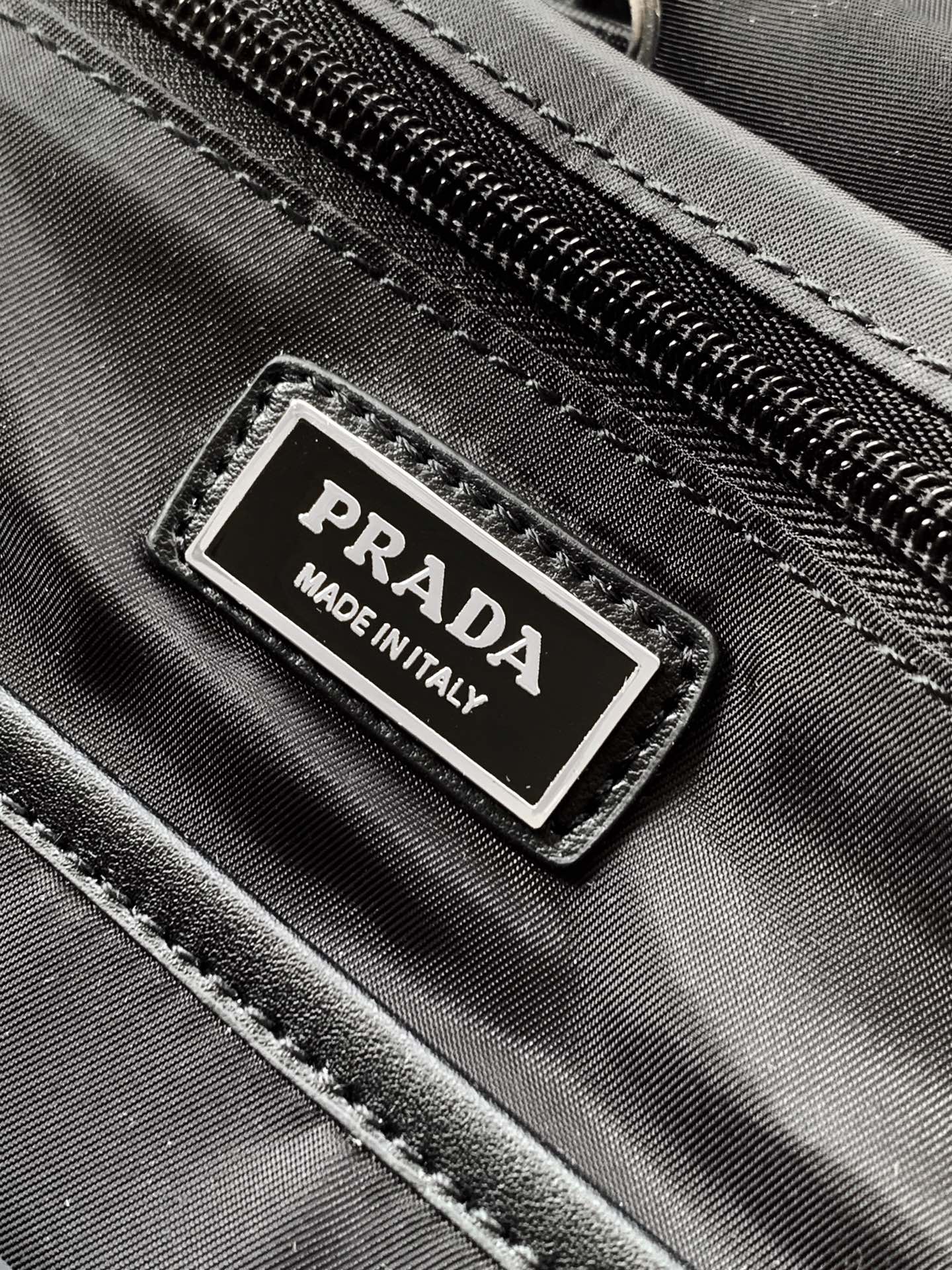 Prada 2024春夏走秀款 配有可调节的长肩带 也可当斜跨包 五金 前幅2个斜拉链口袋设计