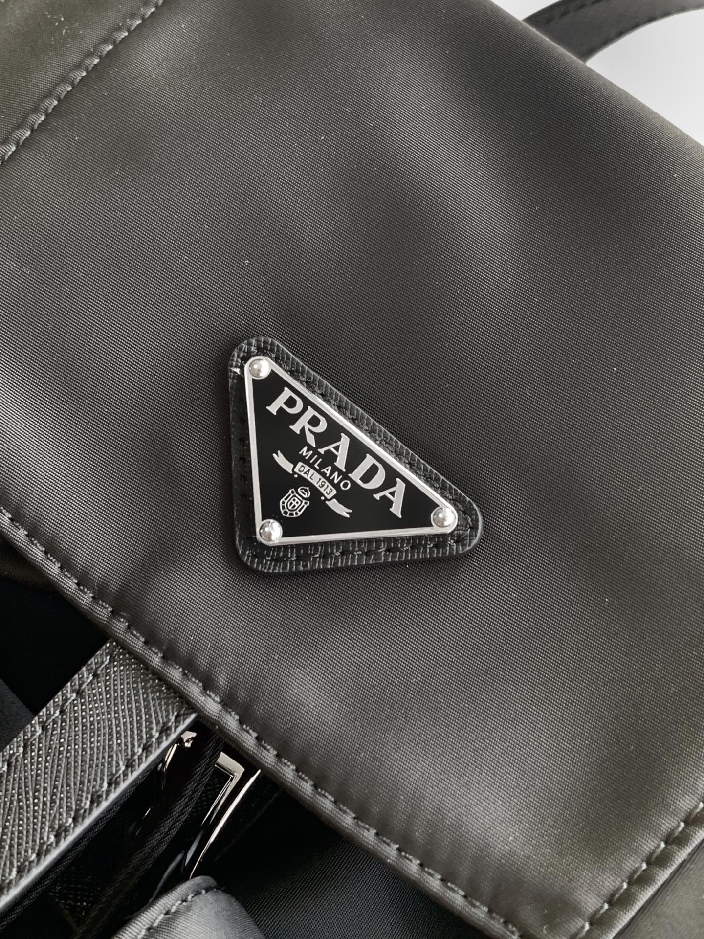 Prada Saffiano皮革饰边 融合多种材质 并饰有三角形徽标 彰显 优雅魅力 另配有可拆卸的小手包
