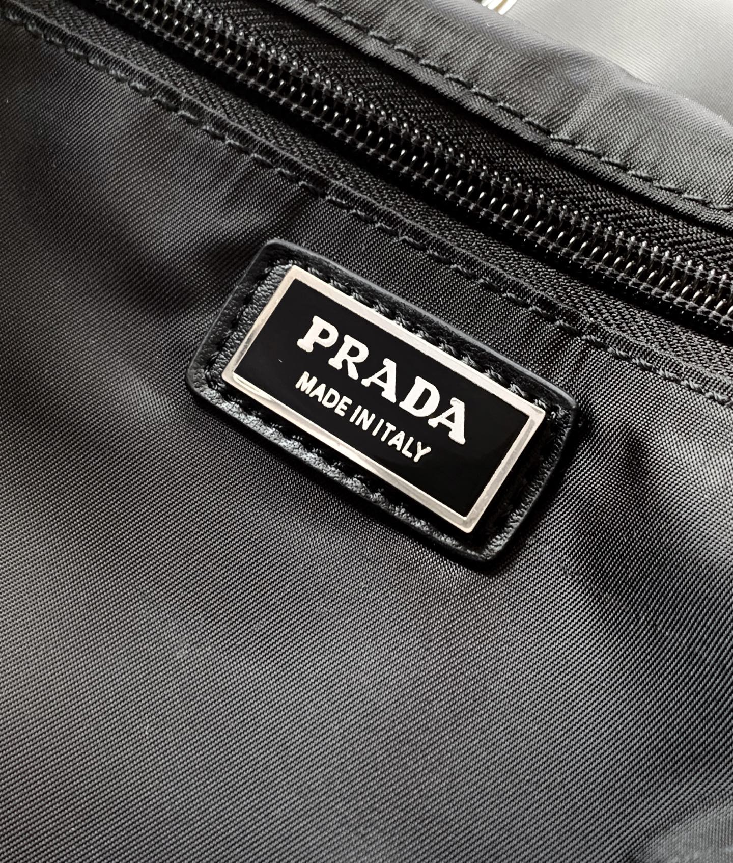 Prada Saffiano皮革饰边 融合多种材质 并饰有三角形徽标 彰显 优雅魅力 另配有可拆卸的小手包