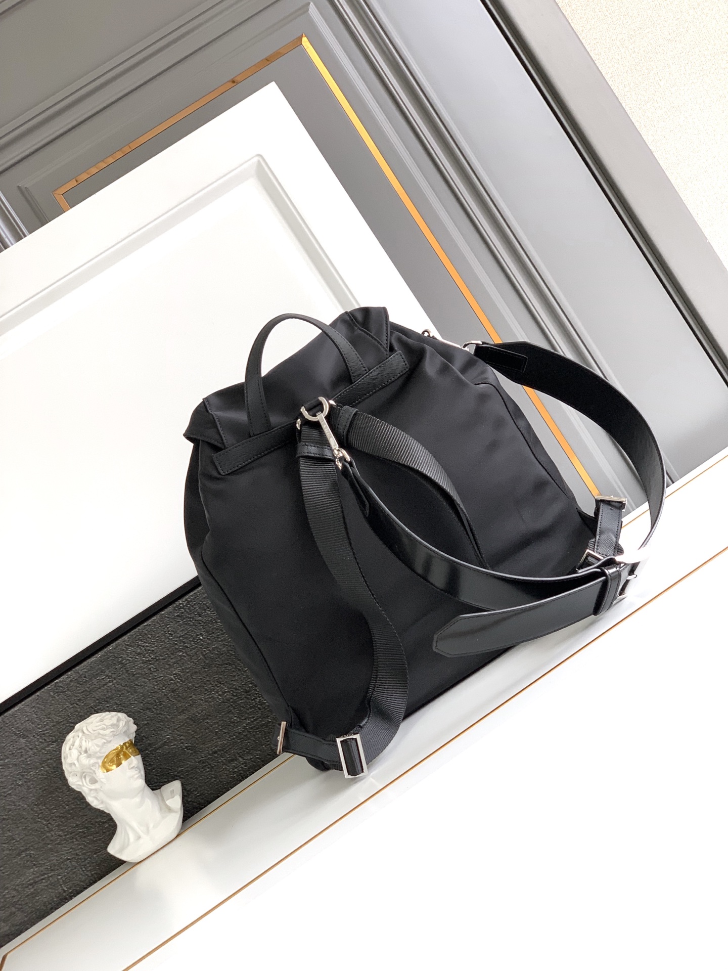 Prada Saffiano皮革饰边 融合多种材质 并饰有三角形徽标 彰显 优雅魅力 另配有可拆卸的小手包