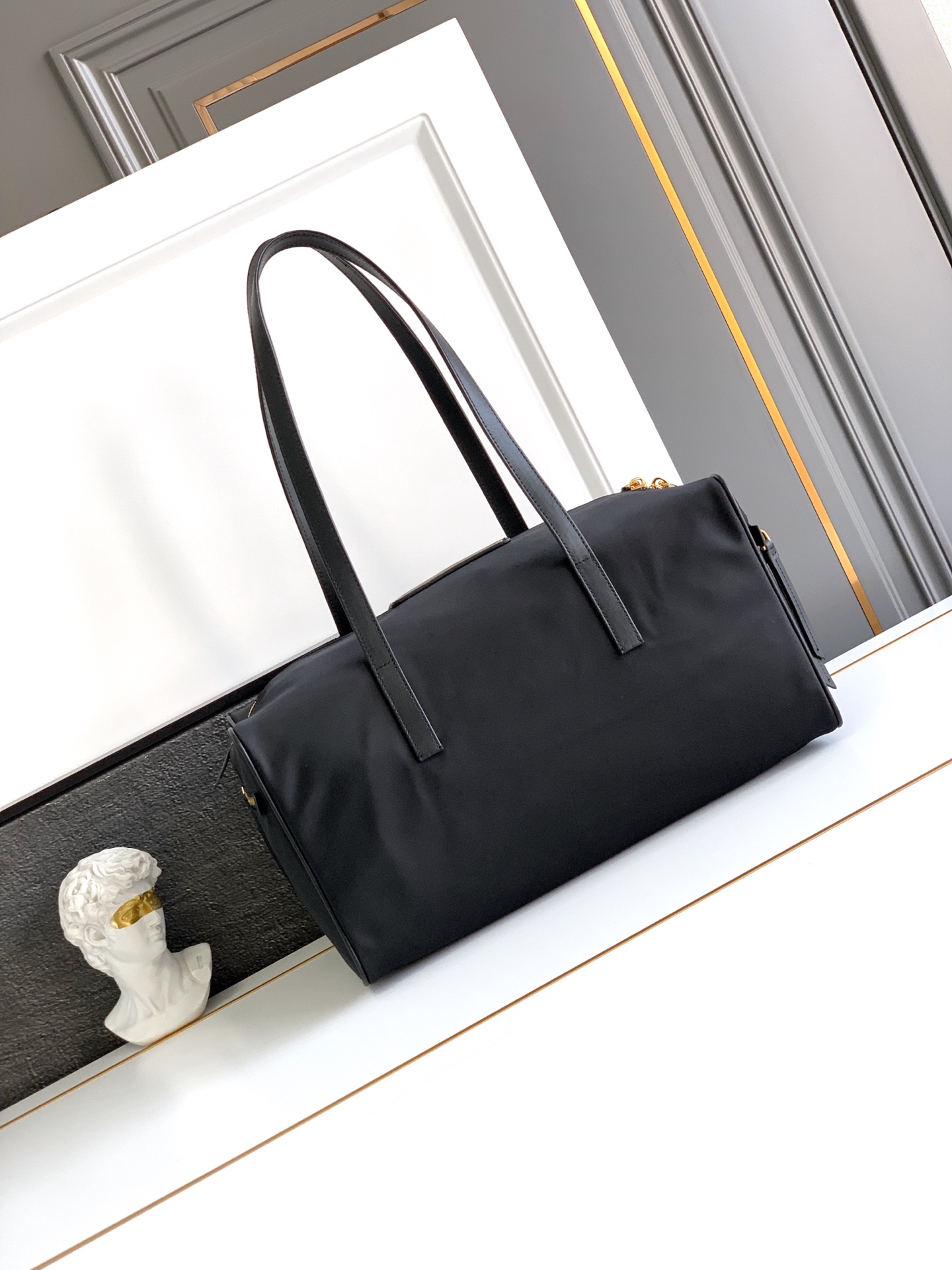 Prada 新款大号手提包旅行包这款再生尼龙手袋结合实用细节 点缀皮革饰边 生动演绎档案库设计