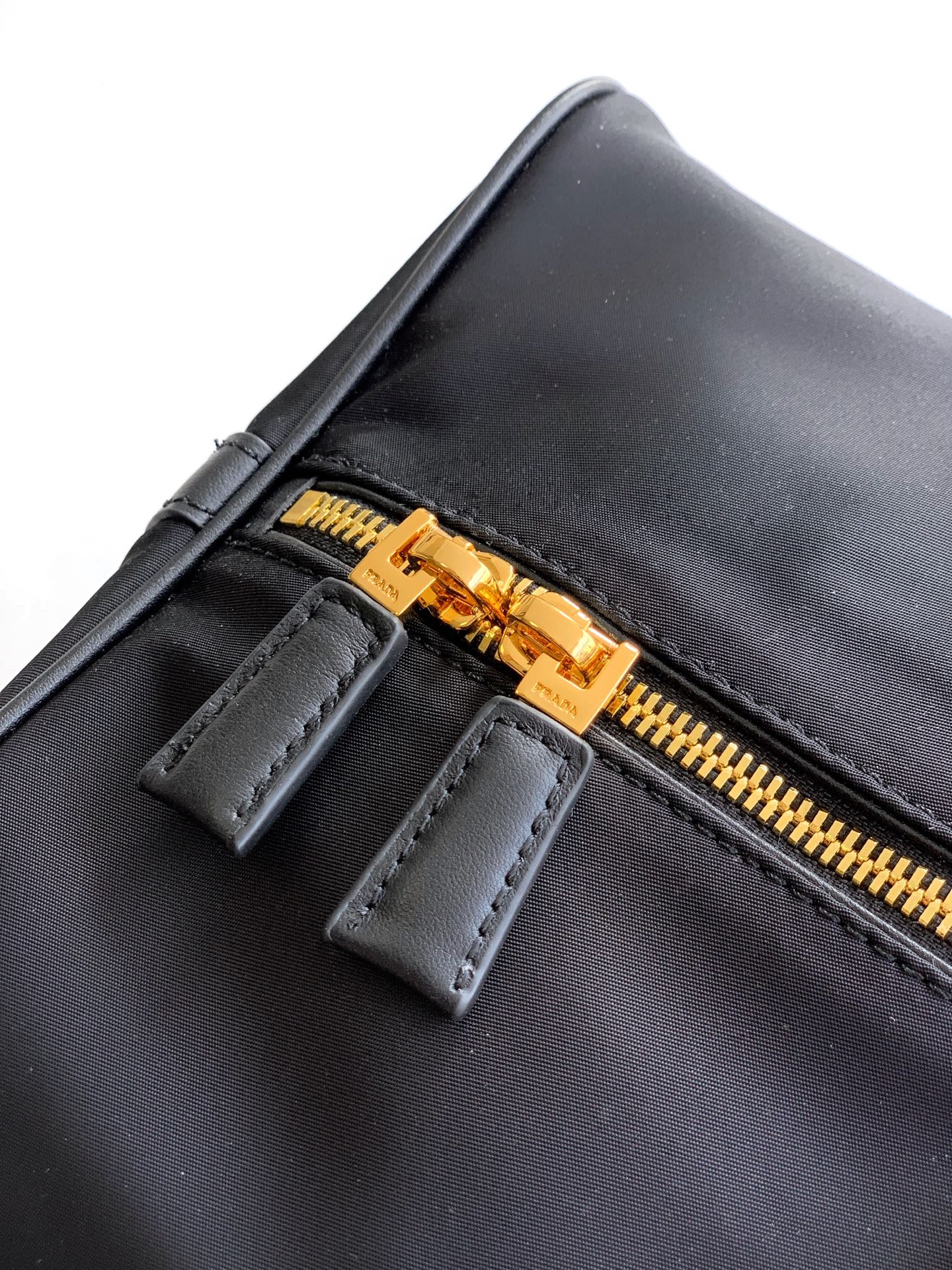 Prada 新款大号手提包旅行包这款再生尼龙手袋结合实用细节 点缀皮革饰边 生动演绎档案库设计