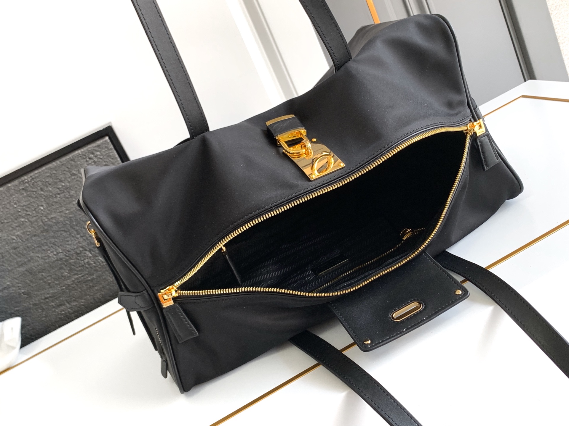 Prada 新款大号手提包旅行包这款再生尼龙手袋结合实用细节 点缀皮革饰边 生动演绎档案库设计