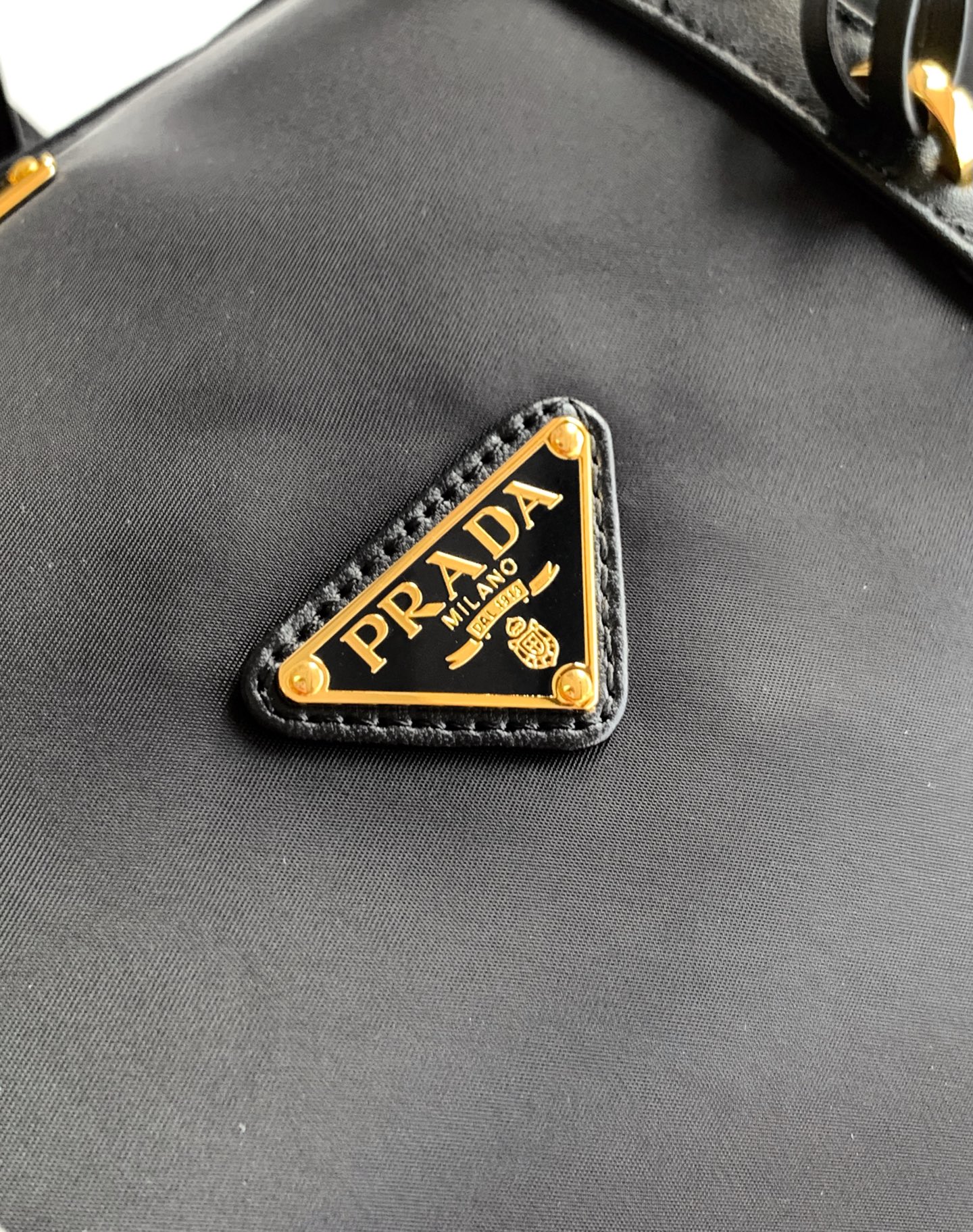 Prada 新款大号手提包旅行包这款再生尼龙手袋结合实用细节 点缀皮革饰边 生动演绎档案库设计