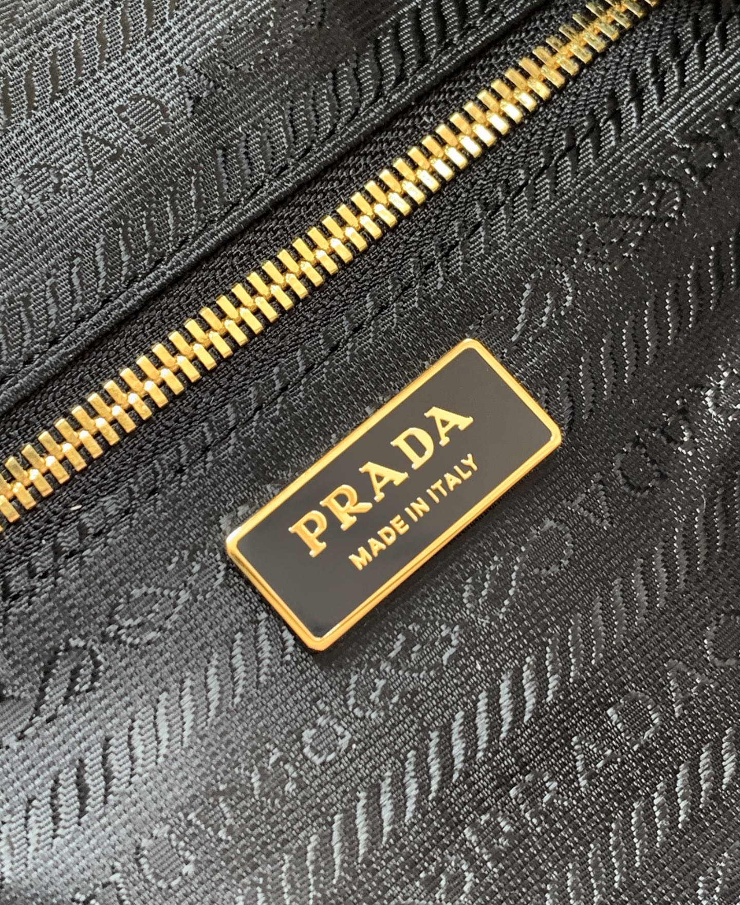 Prada 新款大号手提包旅行包这款再生尼龙手袋结合实用细节 点缀皮革饰边 生动演绎档案库设计
