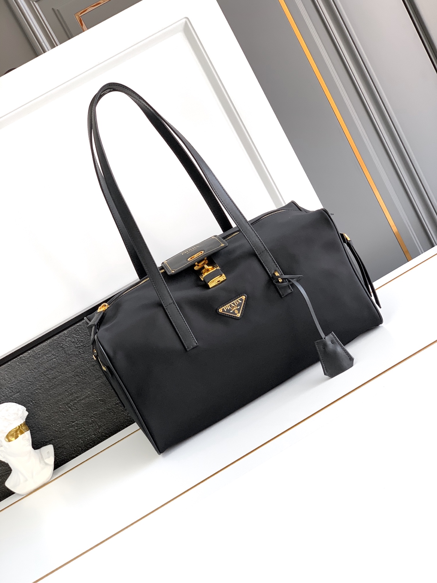 Prada 新款大号手提包旅行包这款再生尼龙手袋结合实用细节 点缀皮革饰边 生动演绎档案库设计