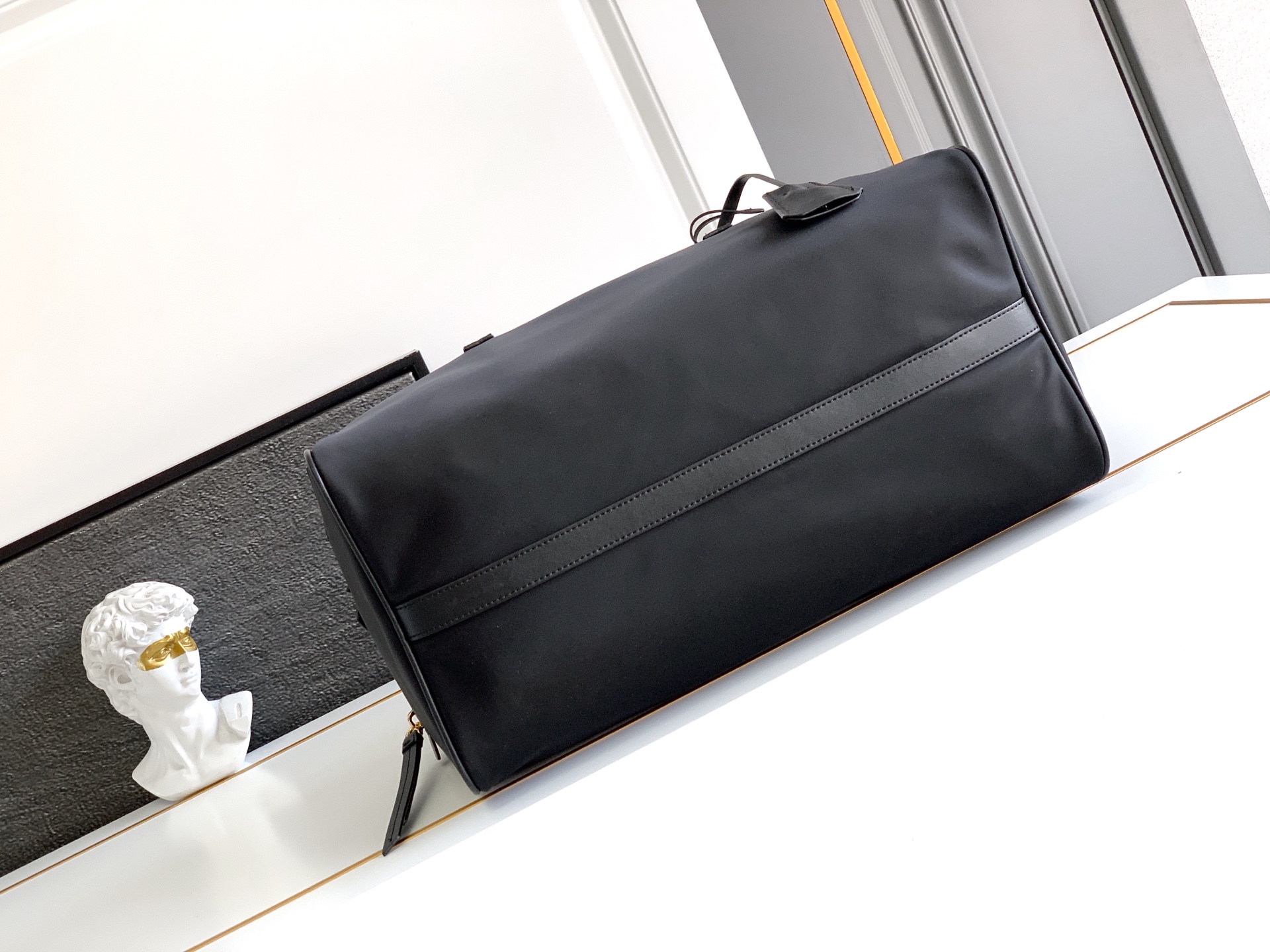 Prada 新款大号手提包旅行包这款再生尼龙手袋结合实用细节 点缀皮革饰边 生动演绎档案库设计