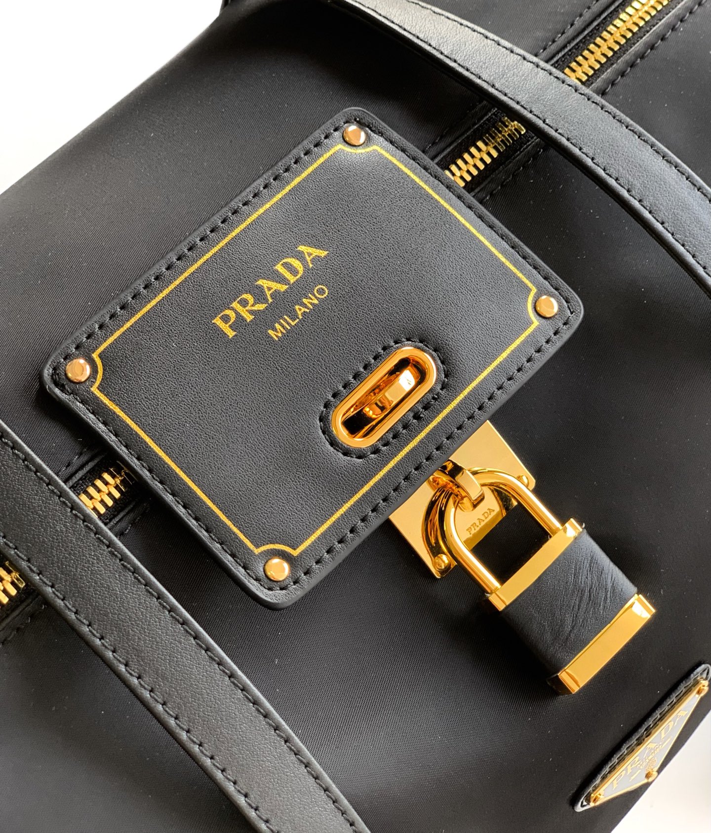 Prada 新款大号手提包旅行包这款再生尼龙手袋结合实用细节 点缀皮革饰边 生动演绎档案库设计