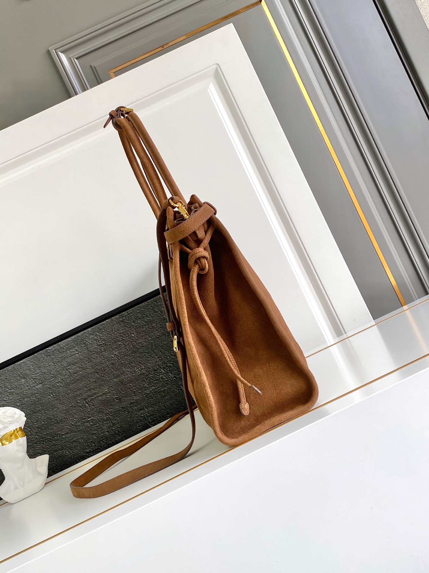 Chloé 新款绒面麂皮(特大号)Soft Lux 这款手提斜挎包采用进口磨砂皮 散发出古典气息