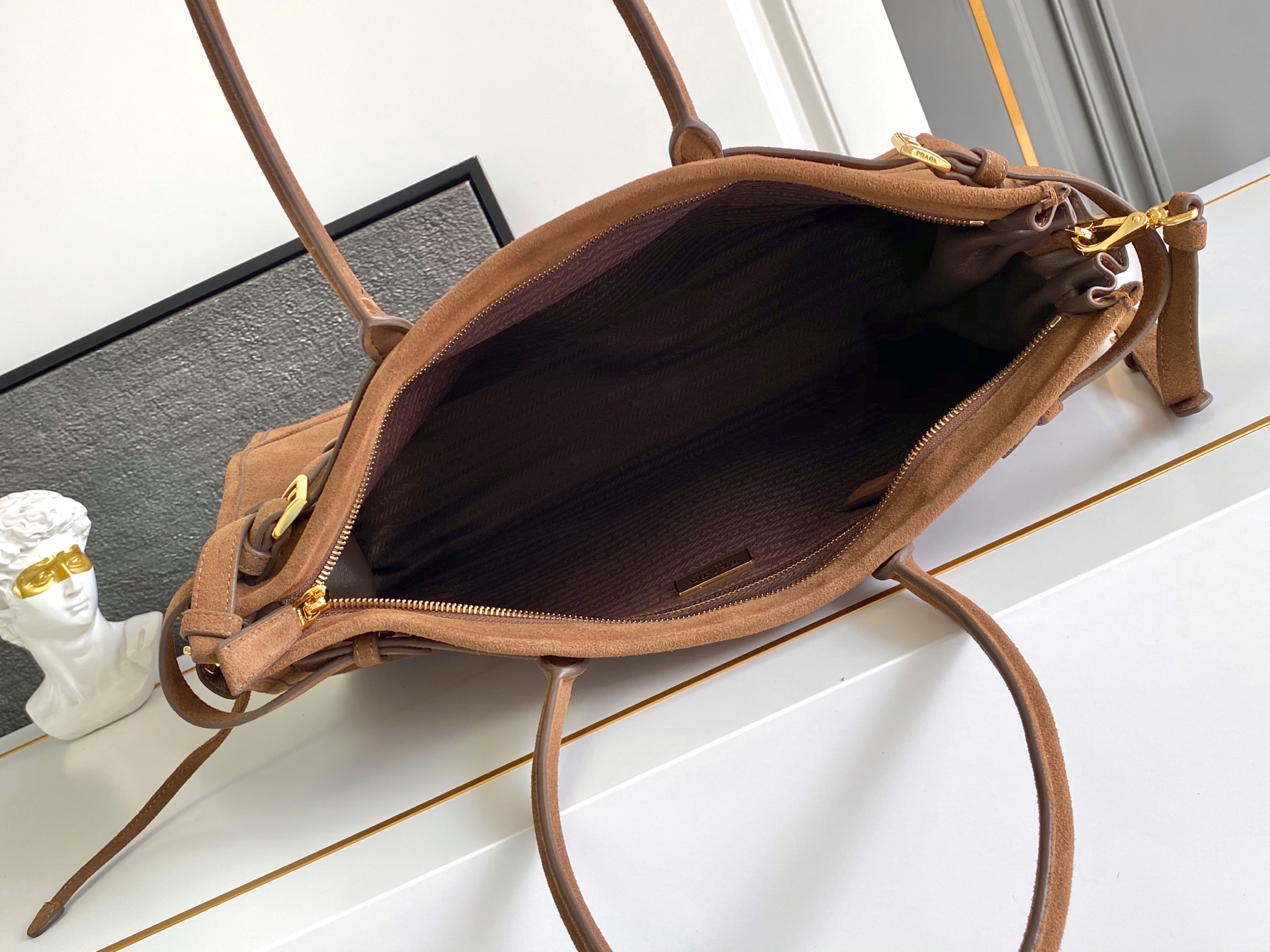 Chloé 新款绒面麂皮(特大号)Soft Lux 这款手提斜挎包采用进口磨砂皮 散发出古典气息