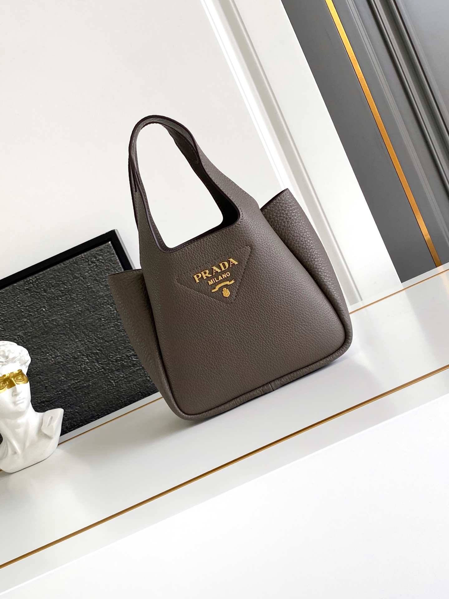 Prada 2 ⃣0 ⃣2 ⃣5 ⃣最新款菜篮子托特包迷你款（金色五金）这款皮革迷你手袋采用解构廓形