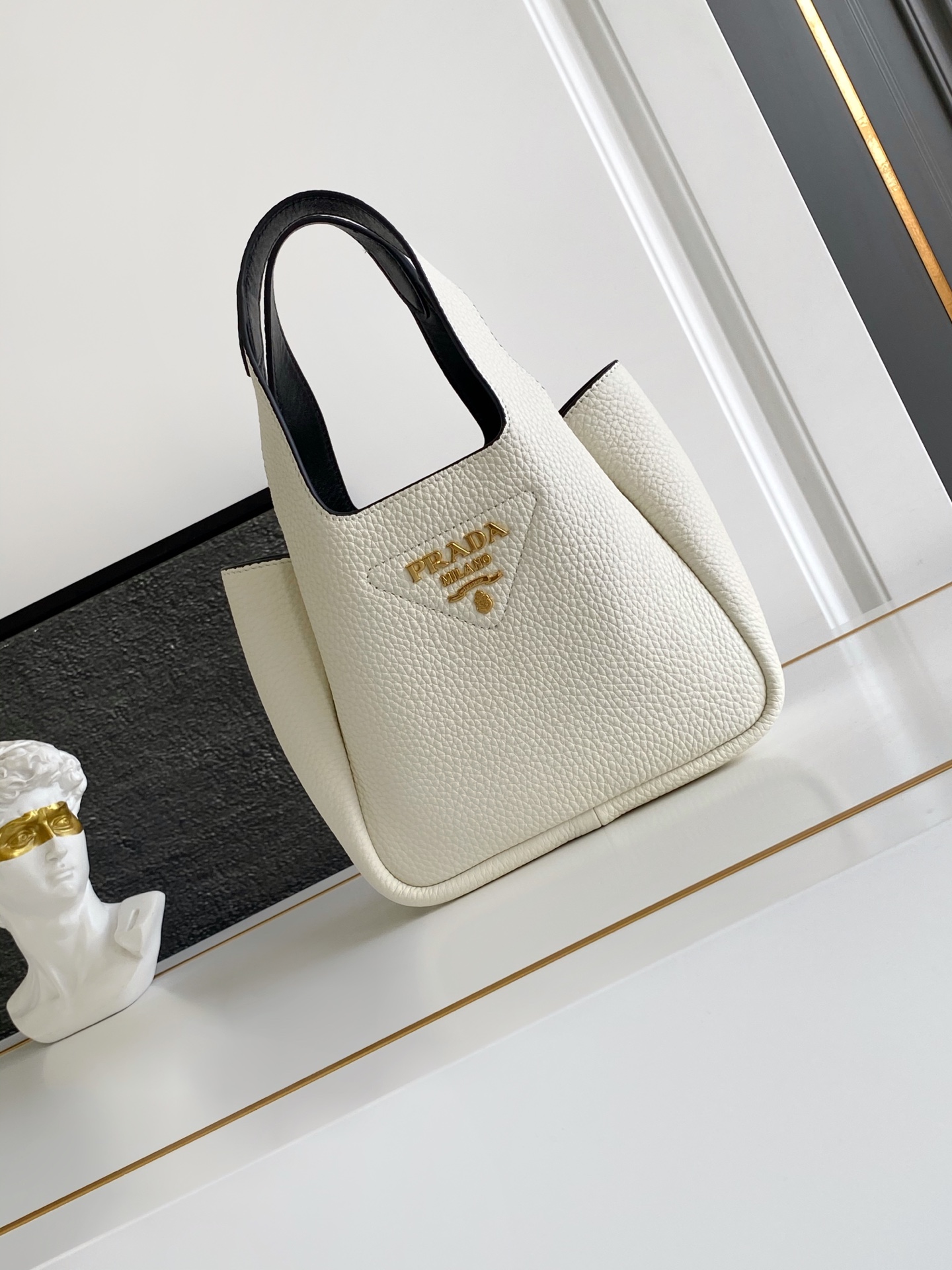 Prada 2 ⃣0 ⃣2 ⃣5 ⃣最新款菜篮子托特包迷你款（金色五金）这款皮革迷你手袋采用解构廓形