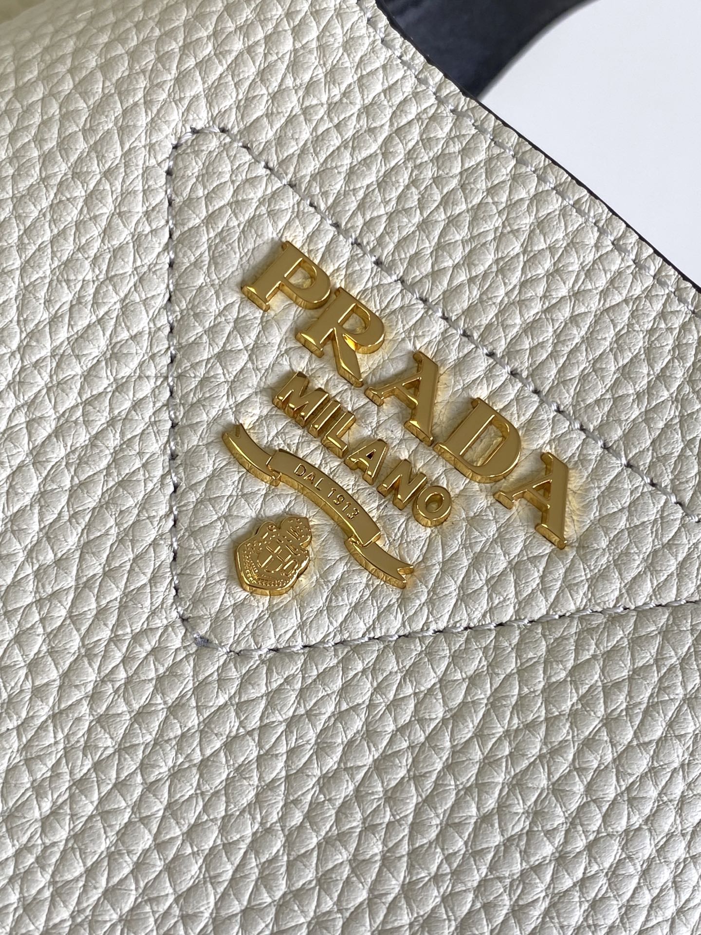 Prada 2 ⃣0 ⃣2 ⃣5 ⃣最新款菜篮子托特包迷你款（金色五金）这款皮革迷你手袋采用解构廓形