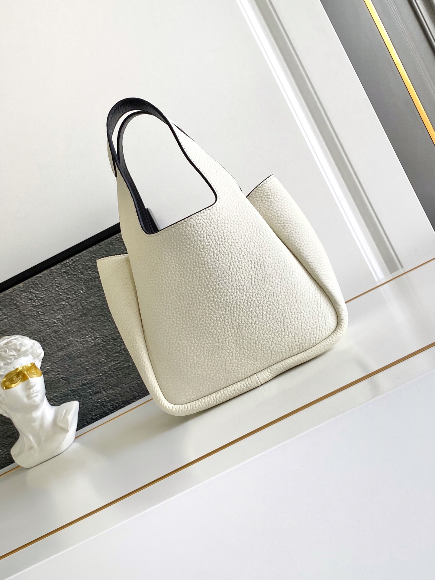 Prada 2 ⃣0 ⃣2 ⃣5 ⃣最新款菜篮子托特包迷你款（金色五金）这款皮革迷你手袋采用解构廓形