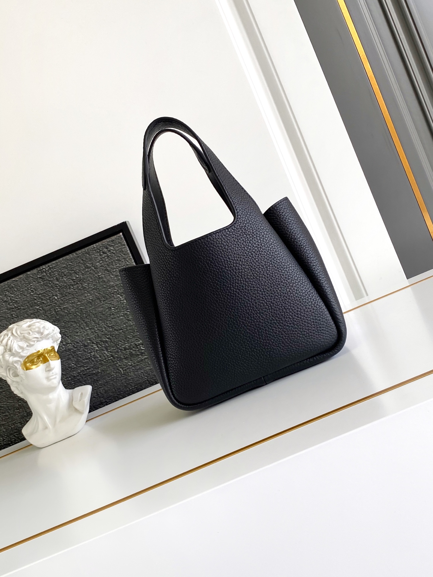 Prada 2 ⃣0 ⃣2 ⃣5 ⃣最新款菜篮子托特包迷你款（金色五金）这款皮革迷你手袋采用解构廓形