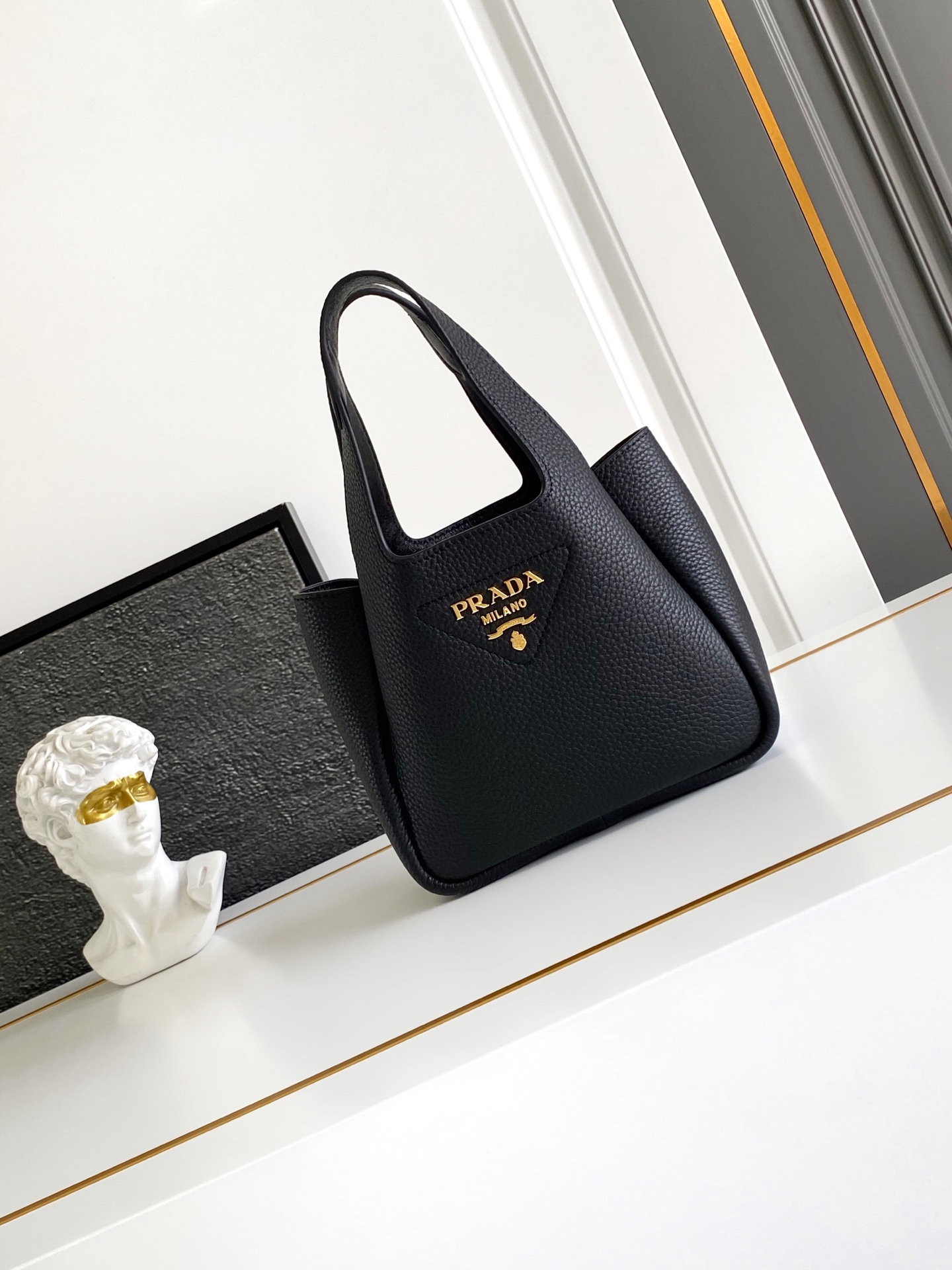 Prada 2 ⃣0 ⃣2 ⃣5 ⃣最新款菜篮子托特包迷你款（金色五金）这款皮革迷你手袋采用解构廓形