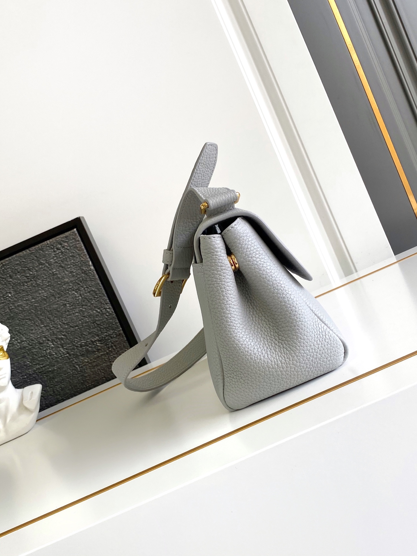 Prada 新款 这款单肩包造型 而不失实用功能 隽永百搭 粒面皮革材质与手作细节共筑坚实精良品质