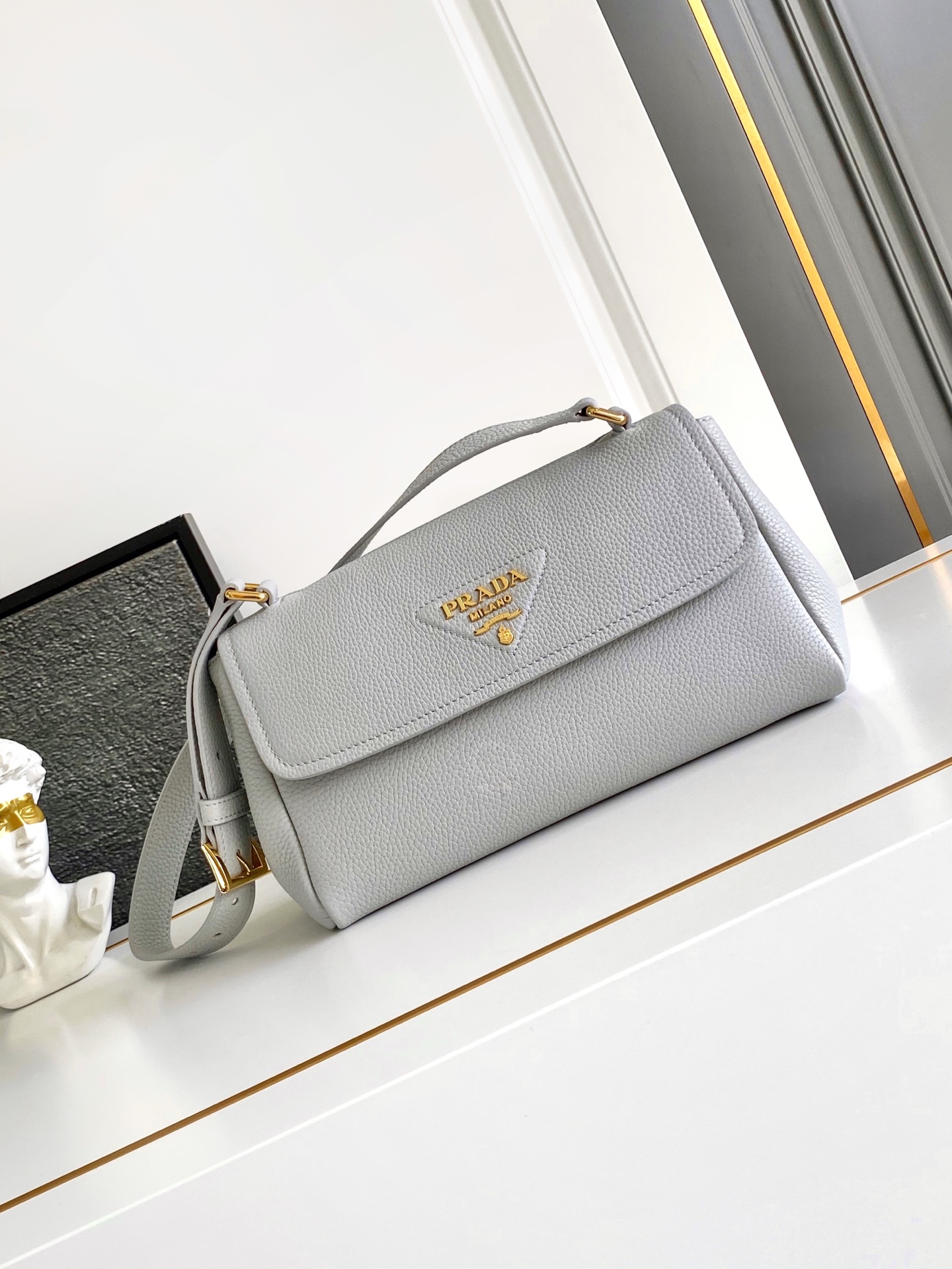 Prada 新款 这款单肩包造型 而不失实用功能 隽永百搭 粒面皮革材质与手作细节共筑坚实精良品质