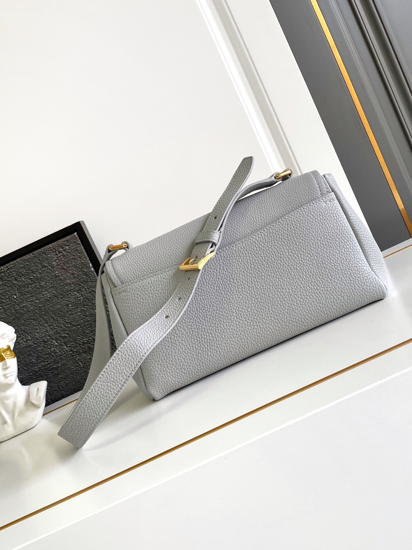 Prada 新款 这款单肩包造型 而不失实用功能 隽永百搭 粒面皮革材质与手作细节共筑坚实精良品质
