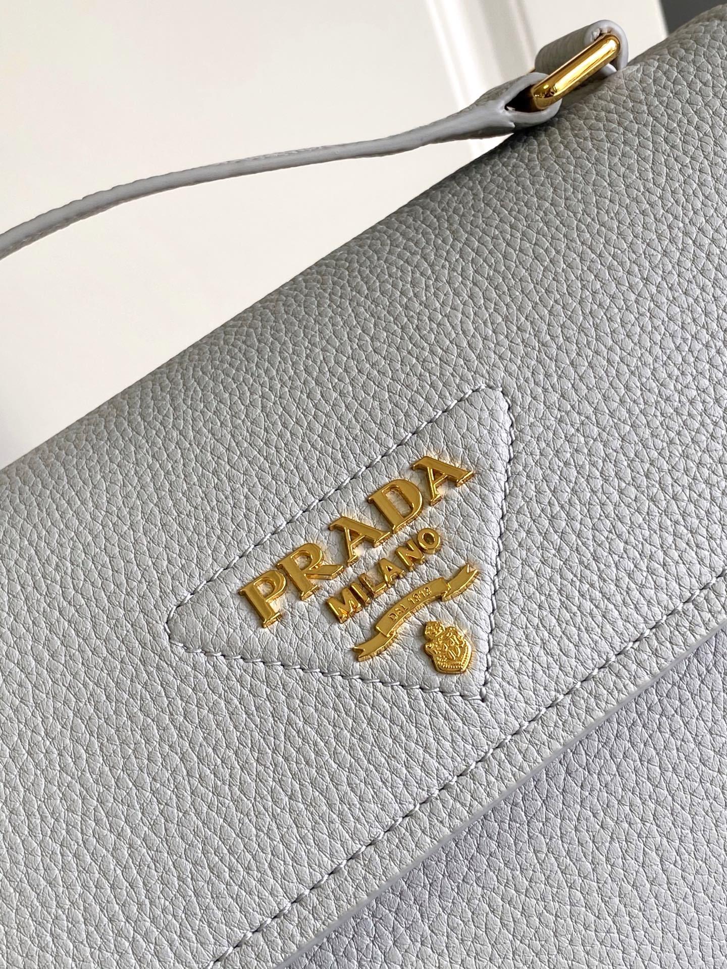 Prada 新款 这款单肩包造型 而不失实用功能 隽永百搭 粒面皮革材质与手作细节共筑坚实精良品质