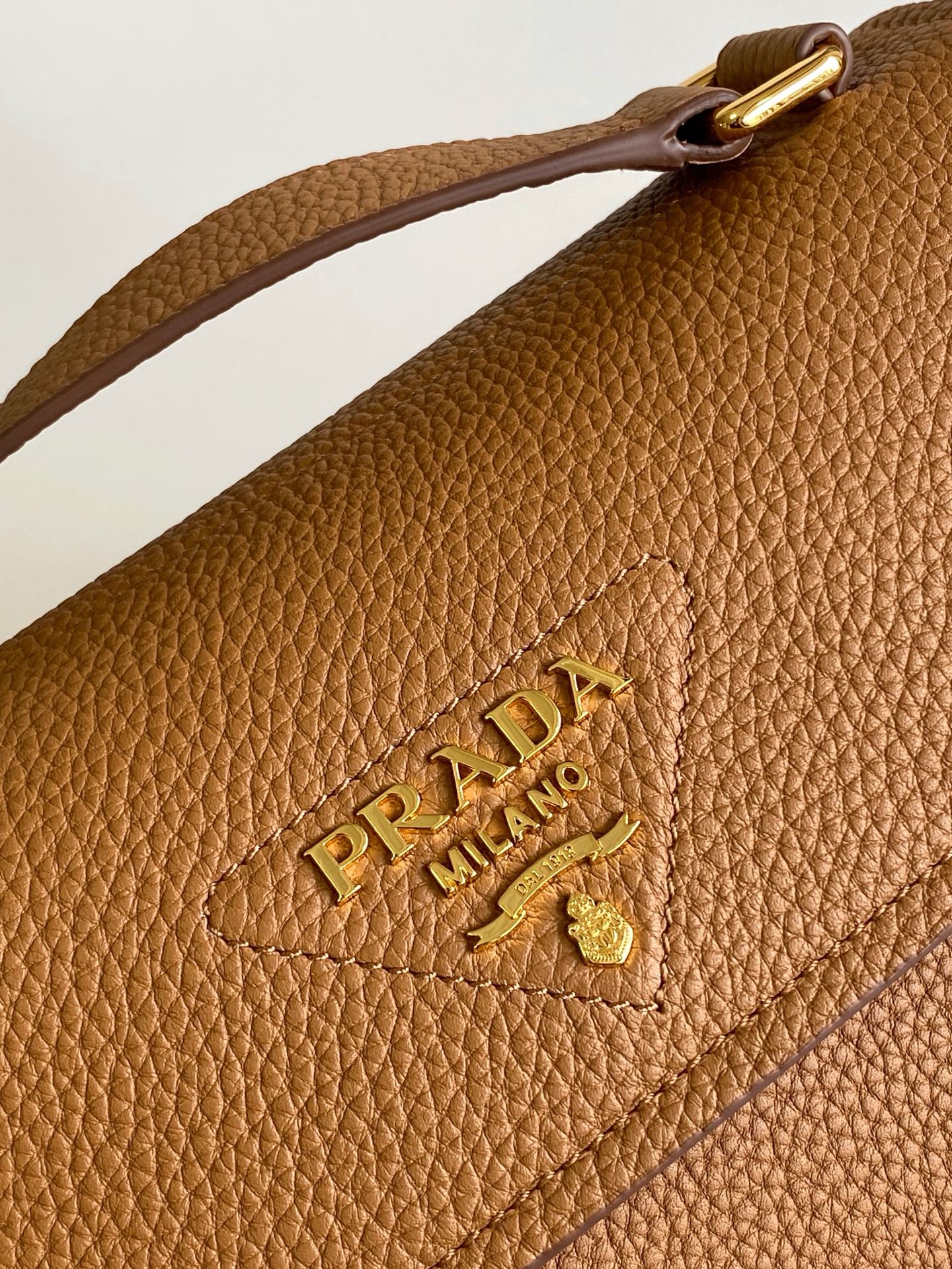 Prada 新款 这款单肩包造型 而不失实用功能 隽永百搭 粒面皮革材质与手作细节共筑坚实精良品质