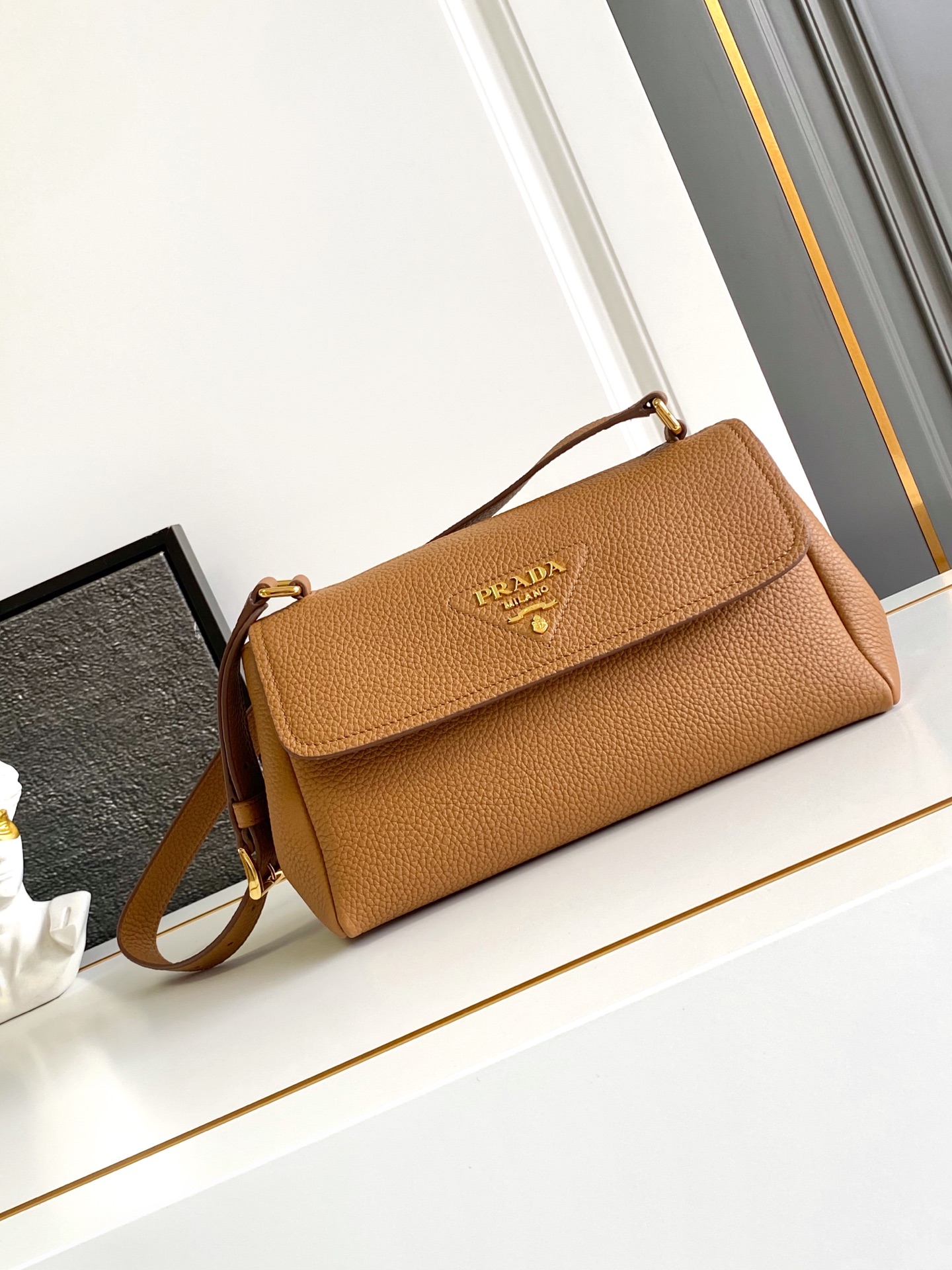 Prada 新款 这款单肩包造型 而不失实用功能 隽永百搭 粒面皮革材质与手作细节共筑坚实精良品质