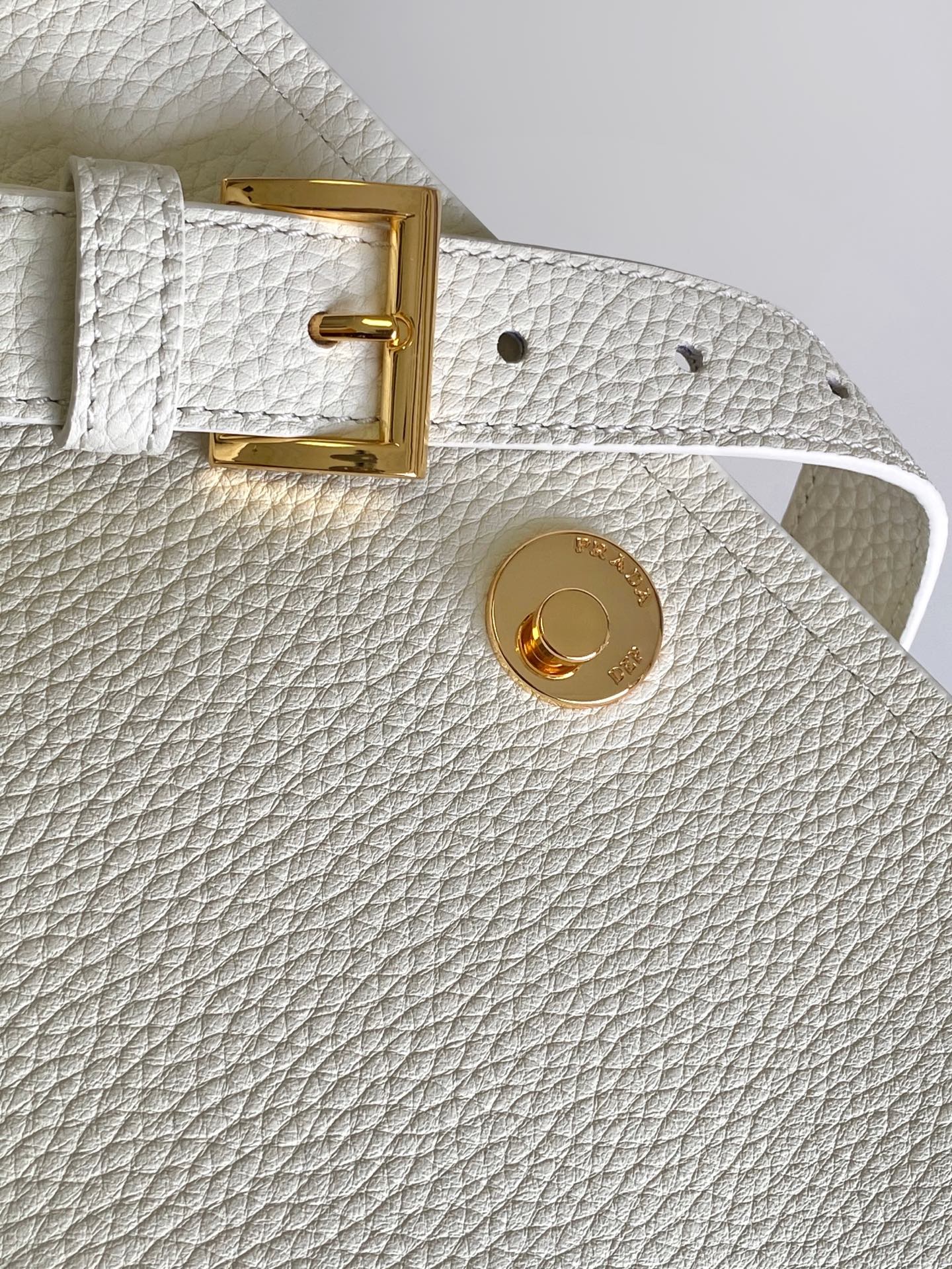 Prada 新款 这款单肩包造型 而不失实用功能 隽永百搭 粒面皮革材质与手作细节共筑坚实精良品质