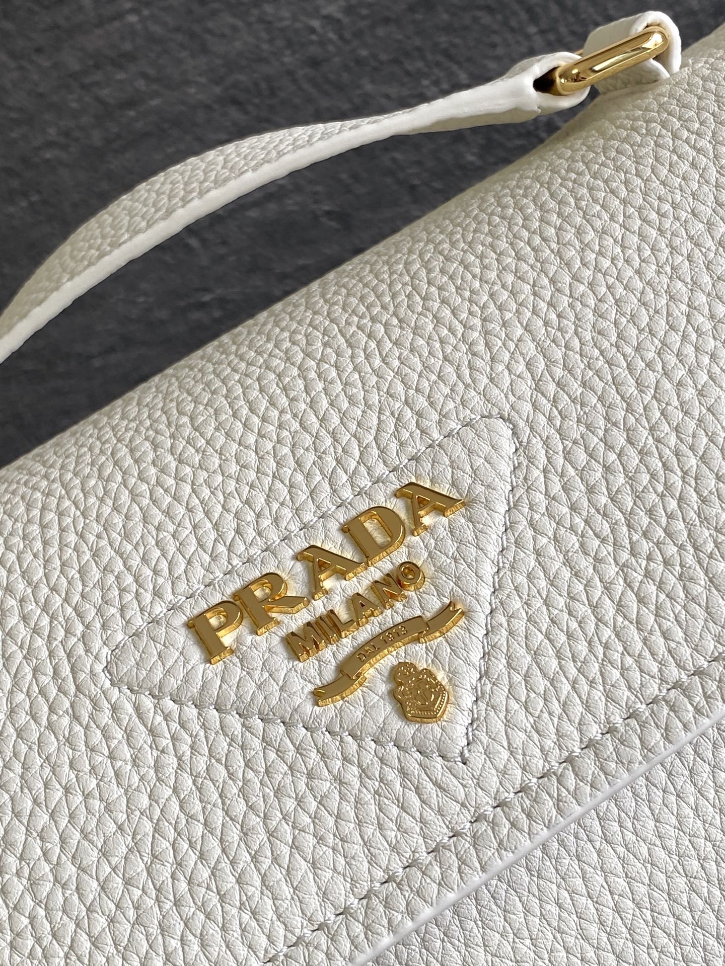Prada 新款 这款单肩包造型 而不失实用功能 隽永百搭 粒面皮革材质与手作细节共筑坚实精良品质