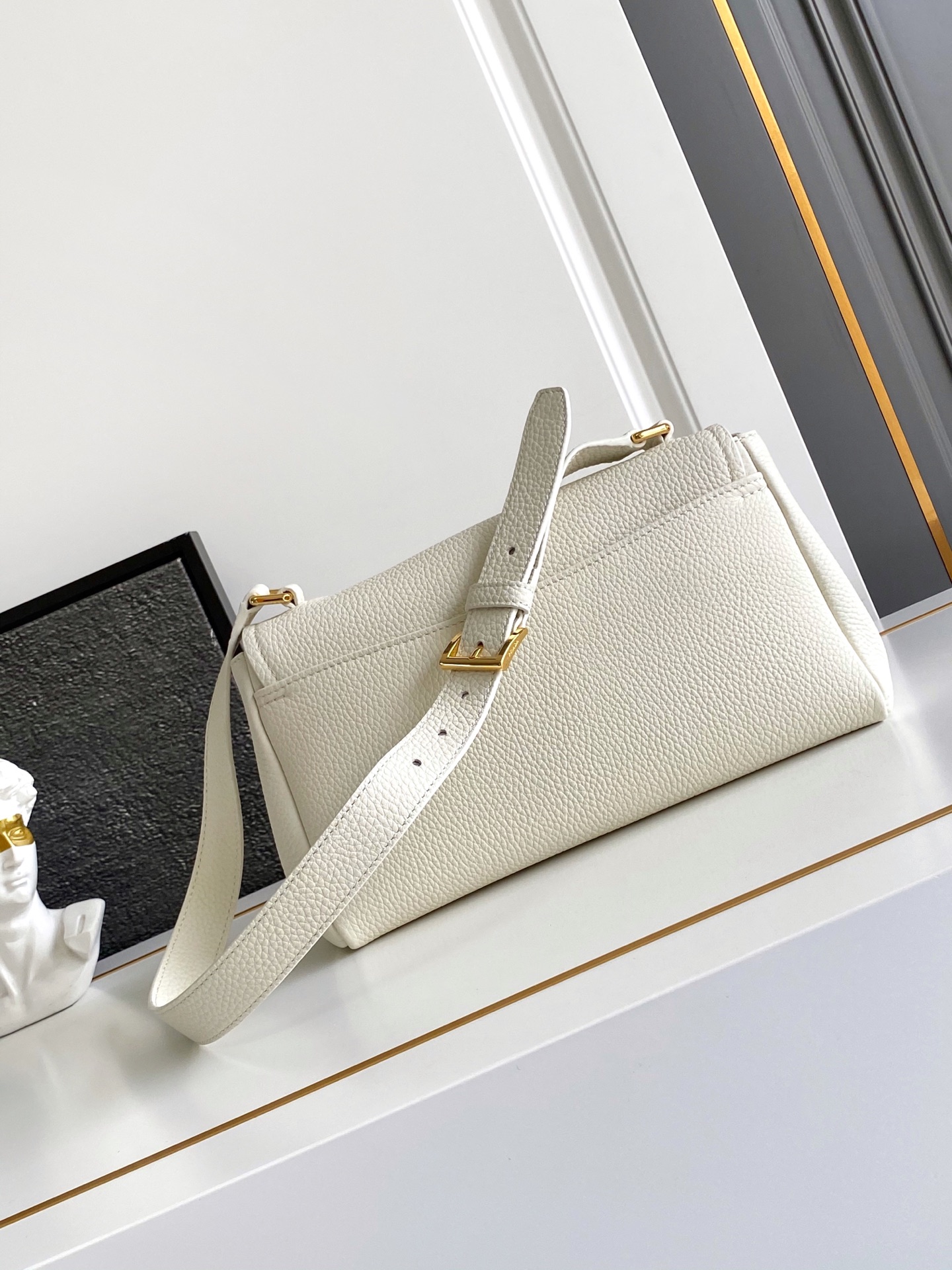 Prada 新款 这款单肩包造型 而不失实用功能 隽永百搭 粒面皮革材质与手作细节共筑坚实精良品质