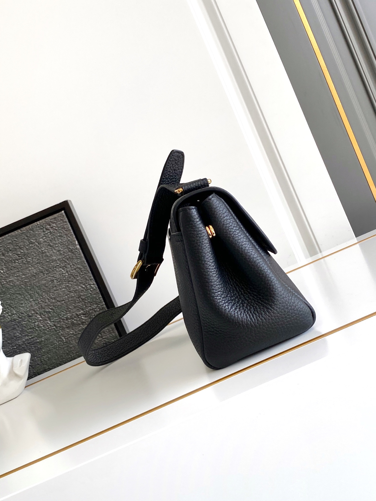Prada 新款 这款单肩包造型 而不失实用功能 隽永百搭 粒面皮革材质与手作细节共筑坚实精良品质