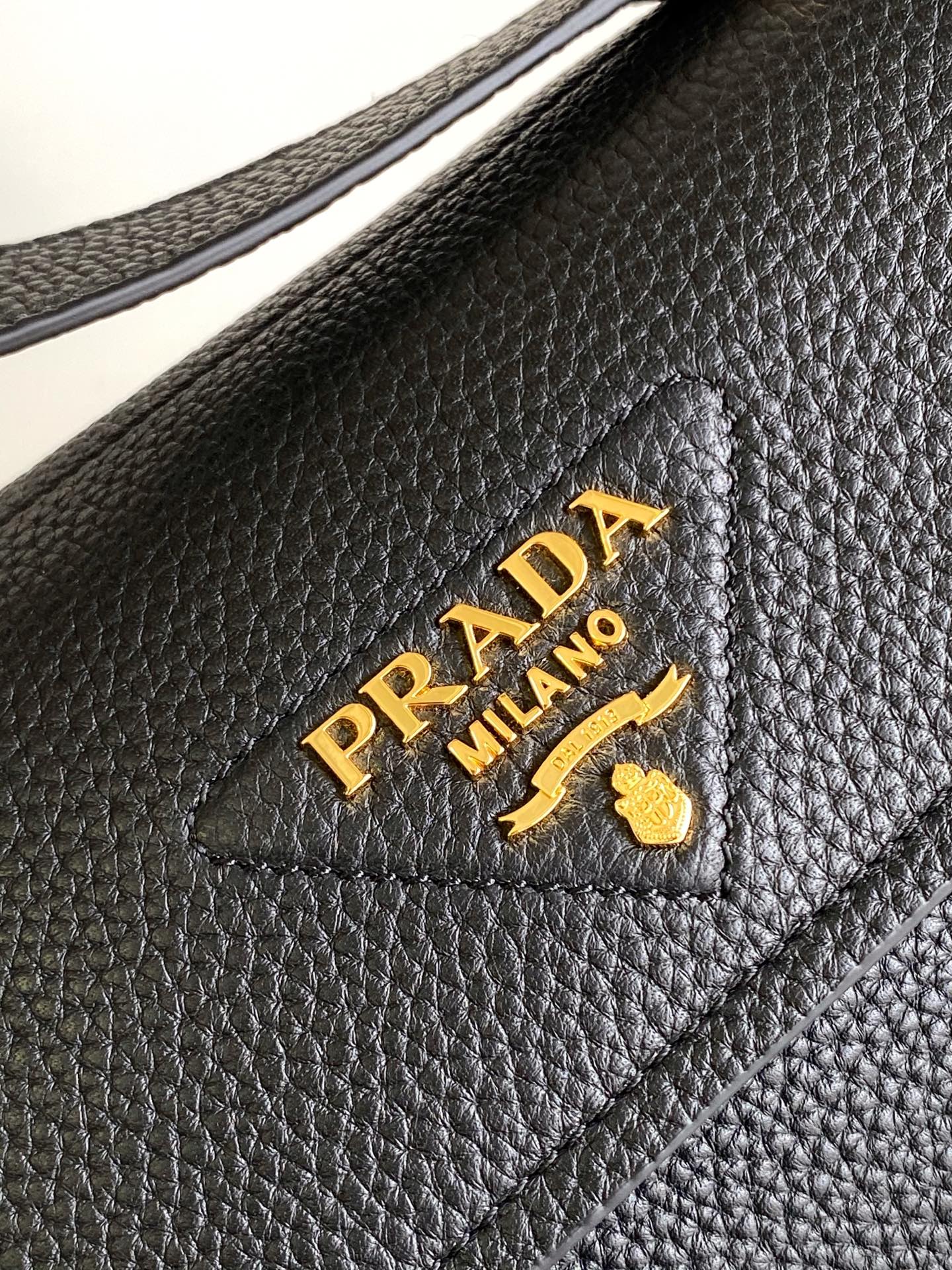 Prada 新款 这款单肩包造型 而不失实用功能 隽永百搭 粒面皮革材质与手作细节共筑坚实精良品质