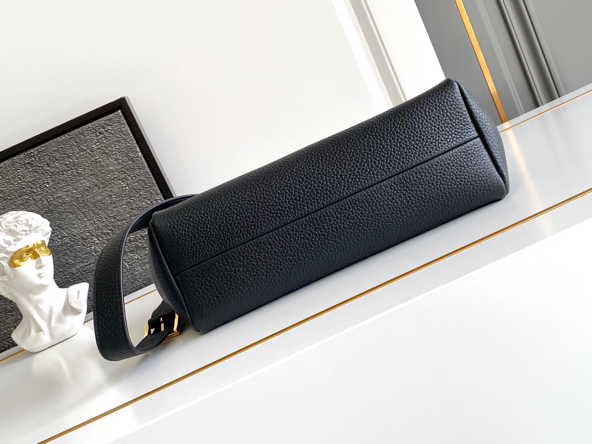Prada 新款 这款单肩包造型 而不失实用功能 隽永百搭 粒面皮革材质与手作细节共筑坚实精良品质