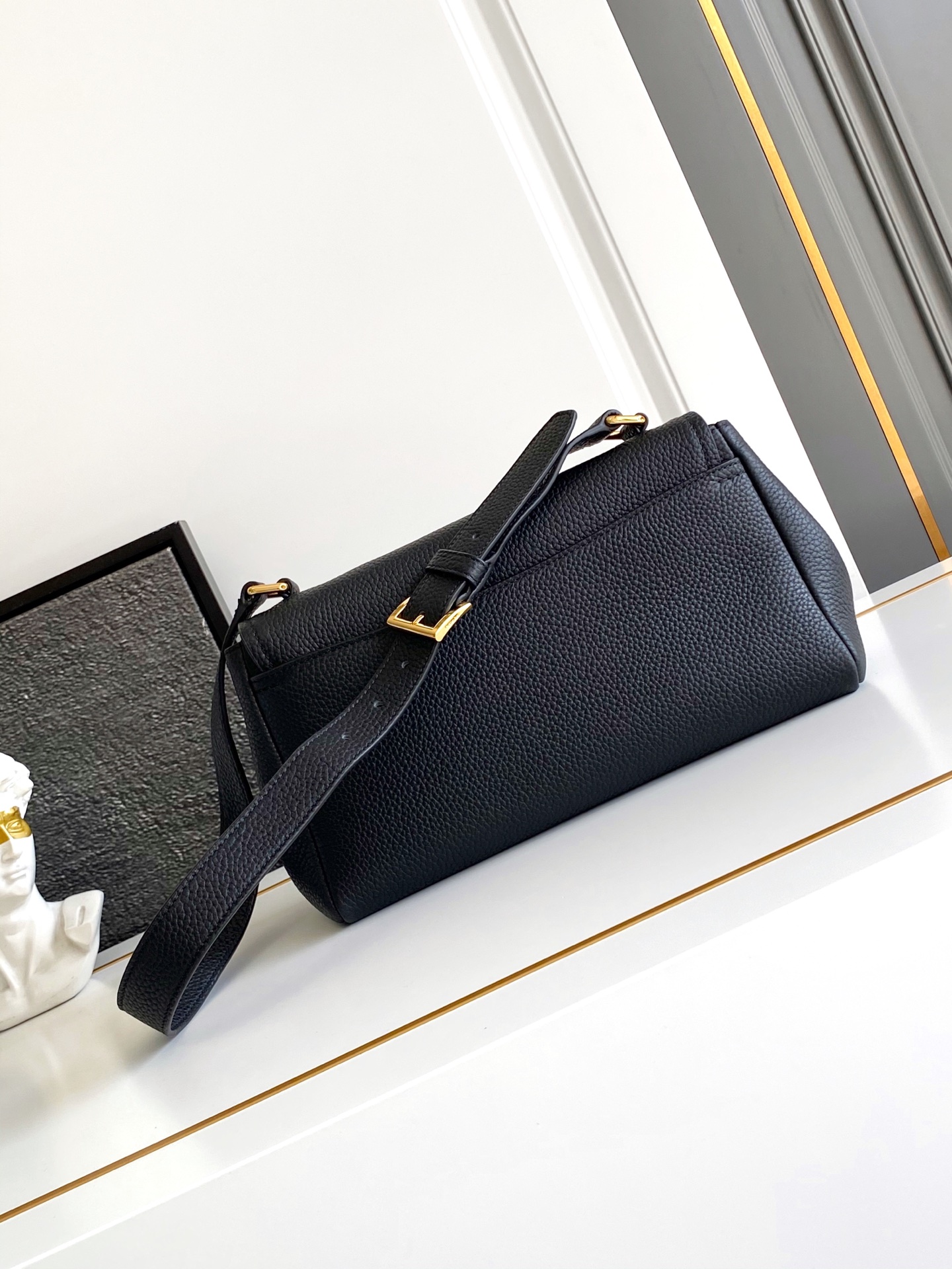 Prada 新款 这款单肩包造型 而不失实用功能 隽永百搭 粒面皮革材质与手作细节共筑坚实精良品质