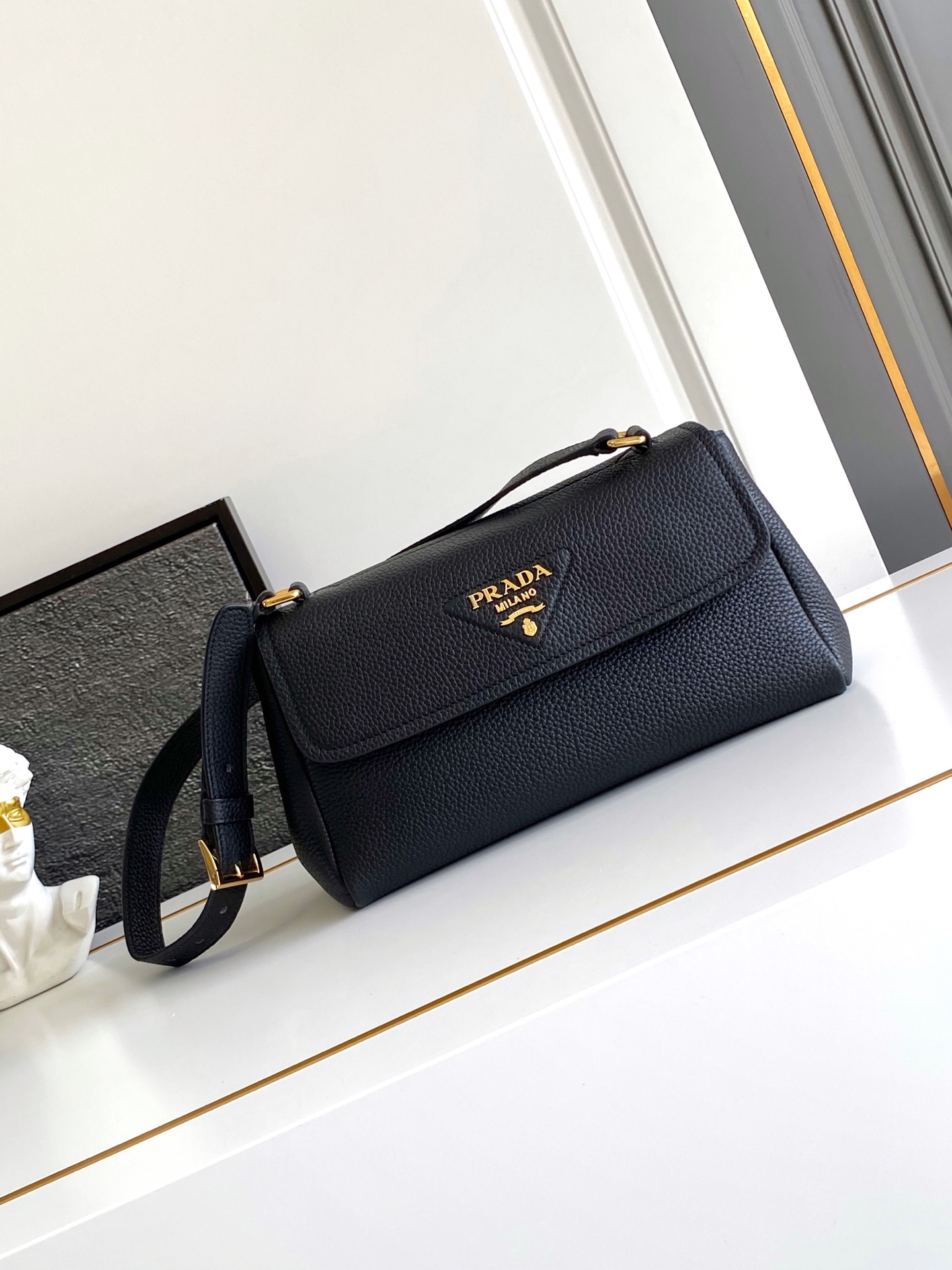 Prada 新款 这款单肩包造型 而不失实用功能 隽永百搭 粒面皮革材质与手作细节共筑坚实精良品质