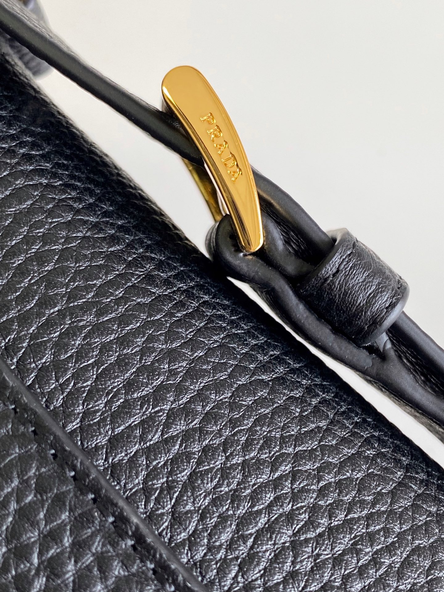 Prada 新款 这款单肩包造型 而不失实用功能 隽永百搭 粒面皮革材质与手作细节共筑坚实精良品质