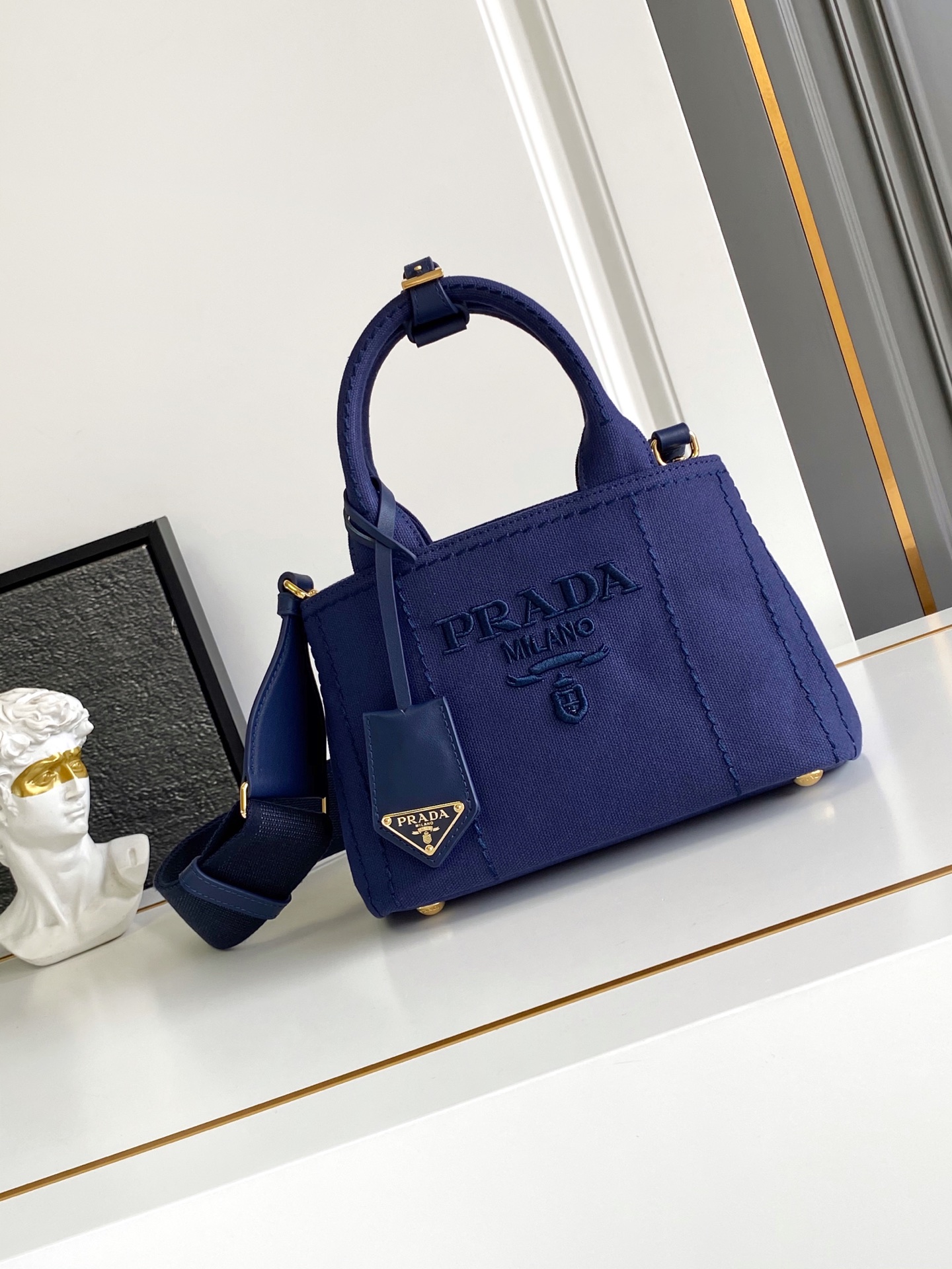 Prada Garden Bag Lona Azul Marino con Correa Ajustable y Llavero Desmontable